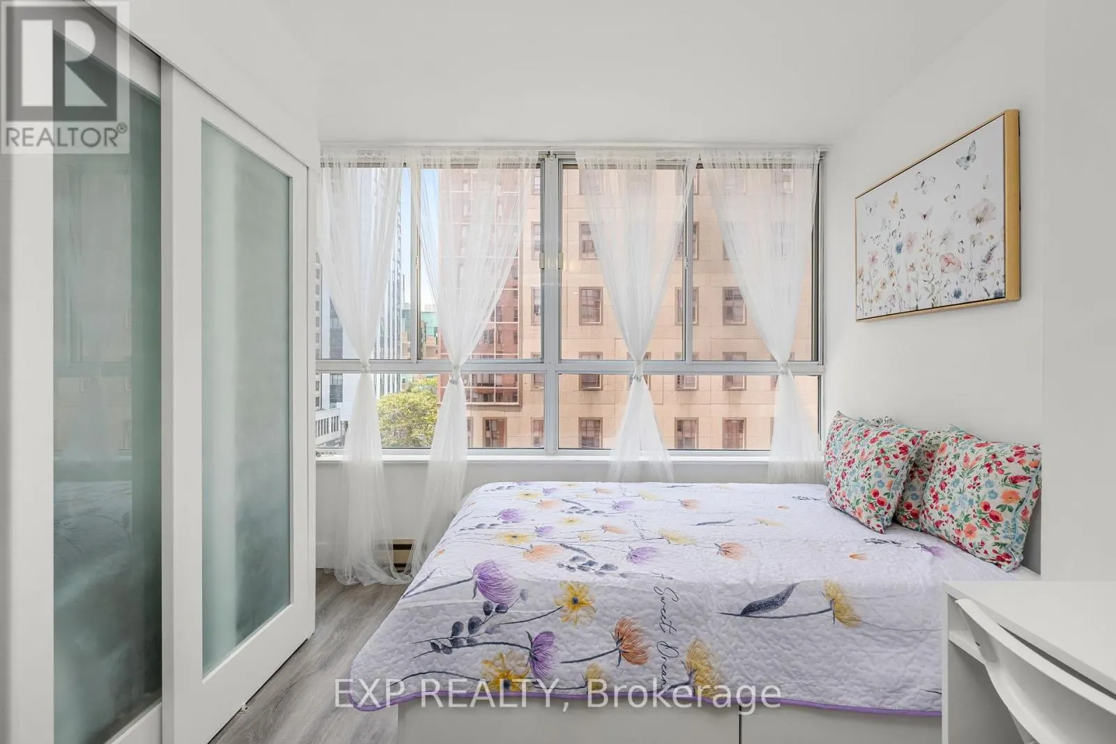 817 - 711 BAY STREET