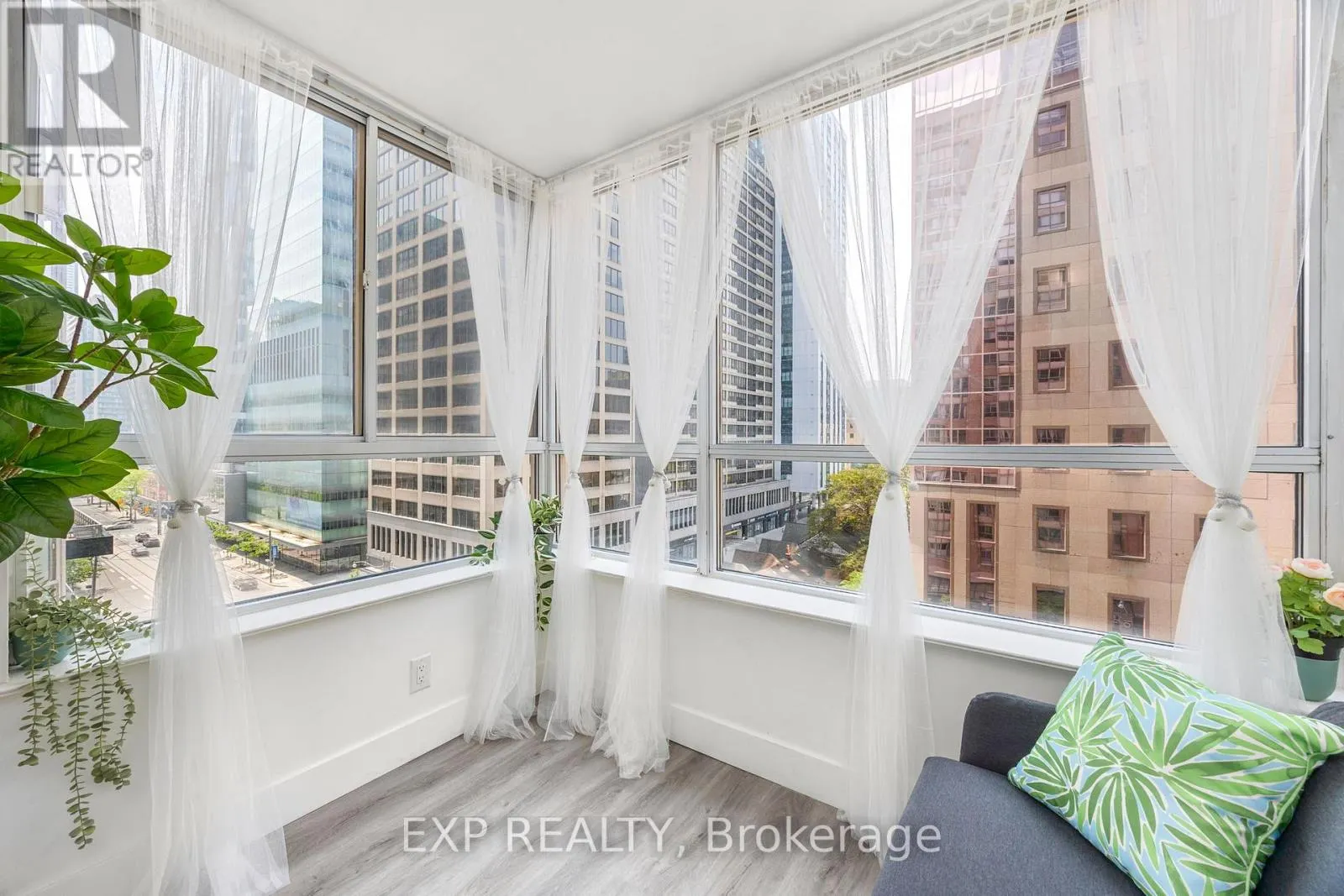 817 - 711 BAY STREET