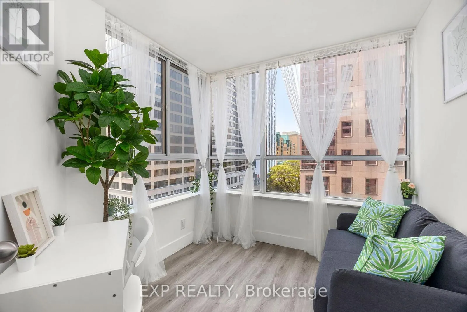817 - 711 BAY STREET