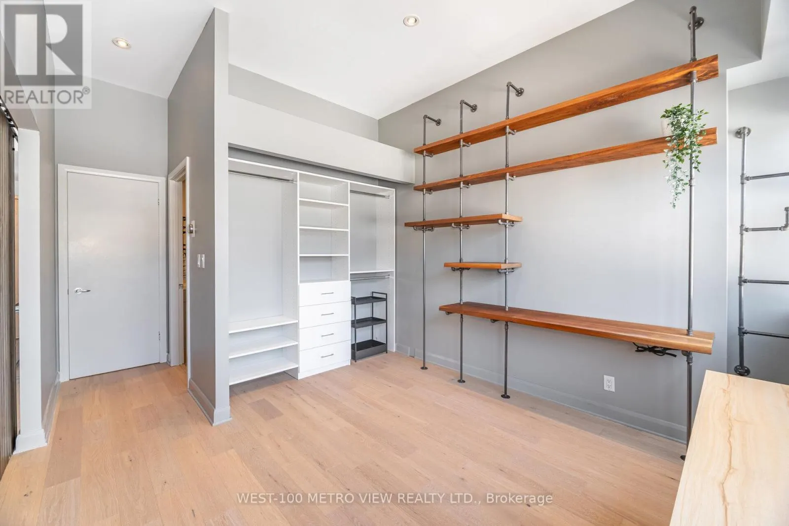 710 - 700 KING STREET W