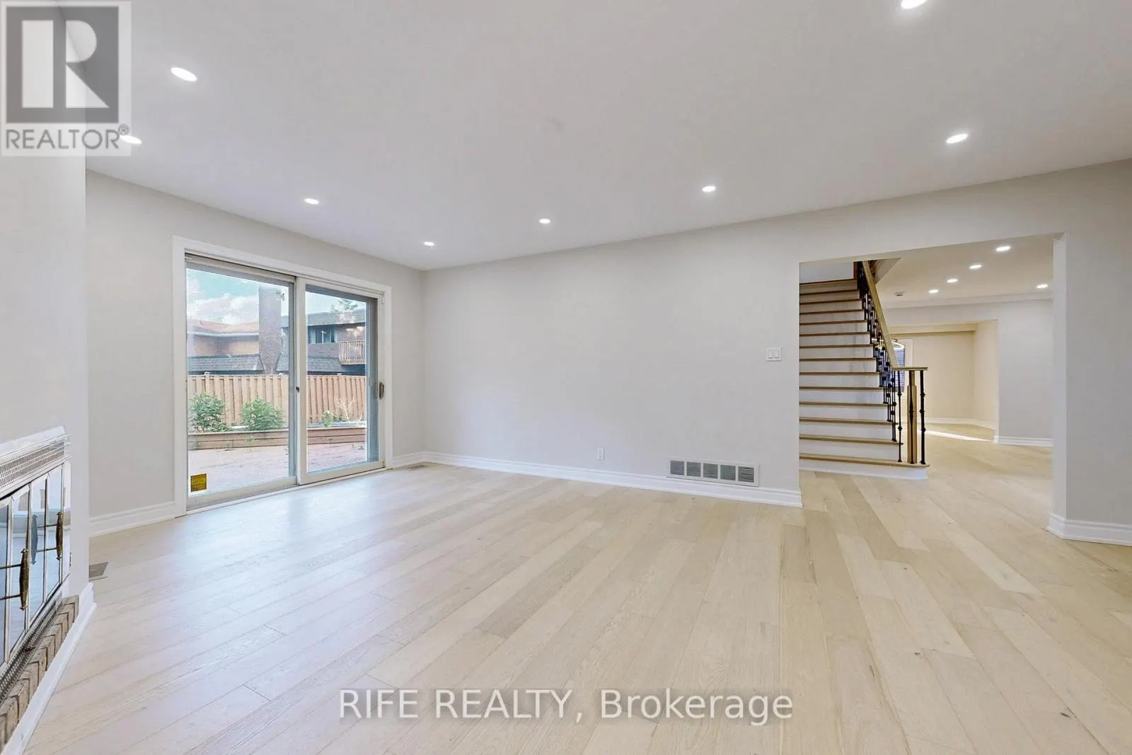 8 ELLIOTWOOD COURT