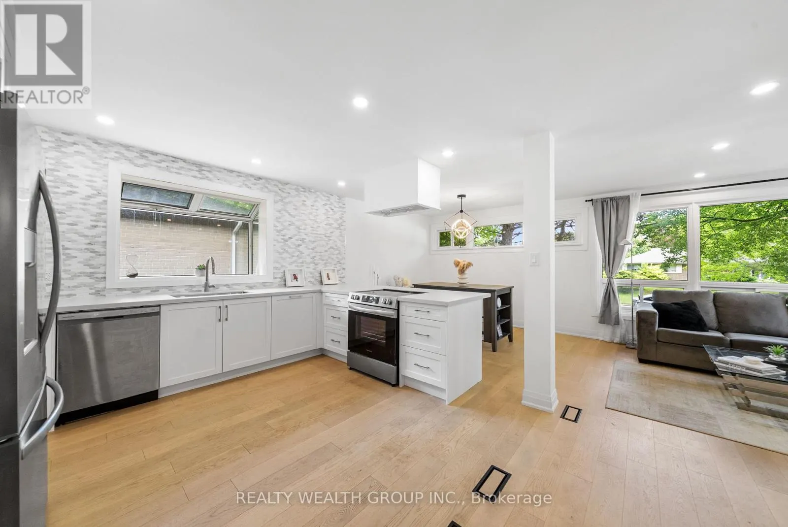 39 TREADGOLD CRESCENT