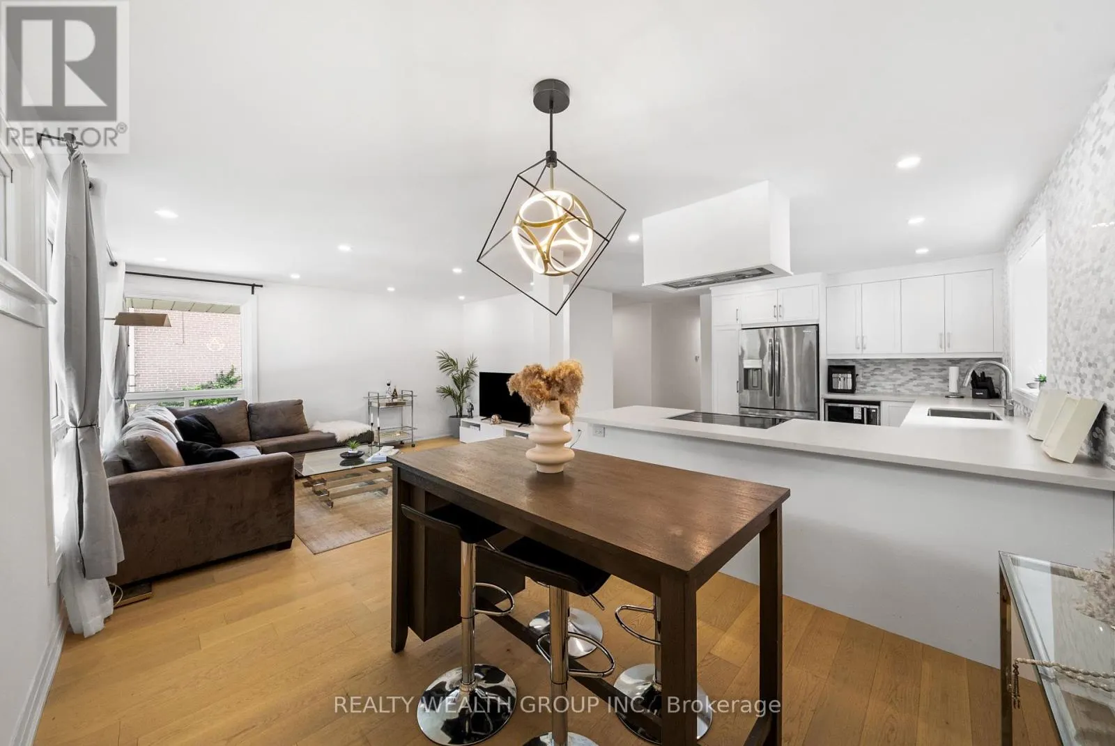 39 TREADGOLD CRESCENT