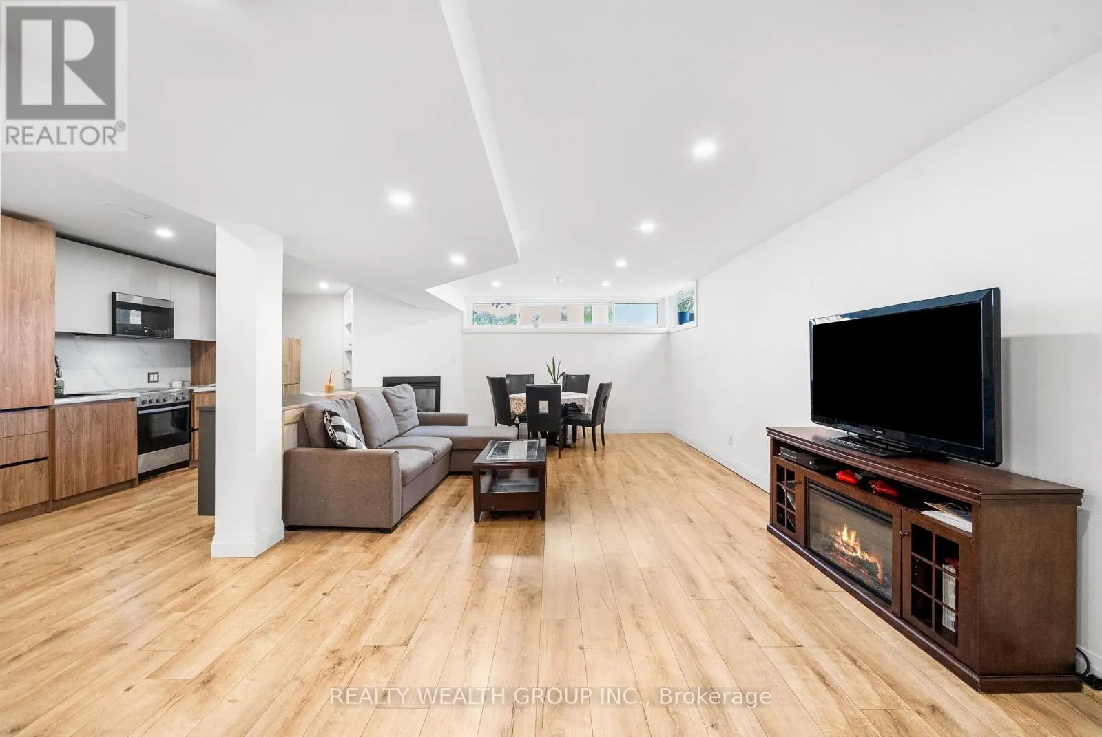 39 TREADGOLD CRESCENT