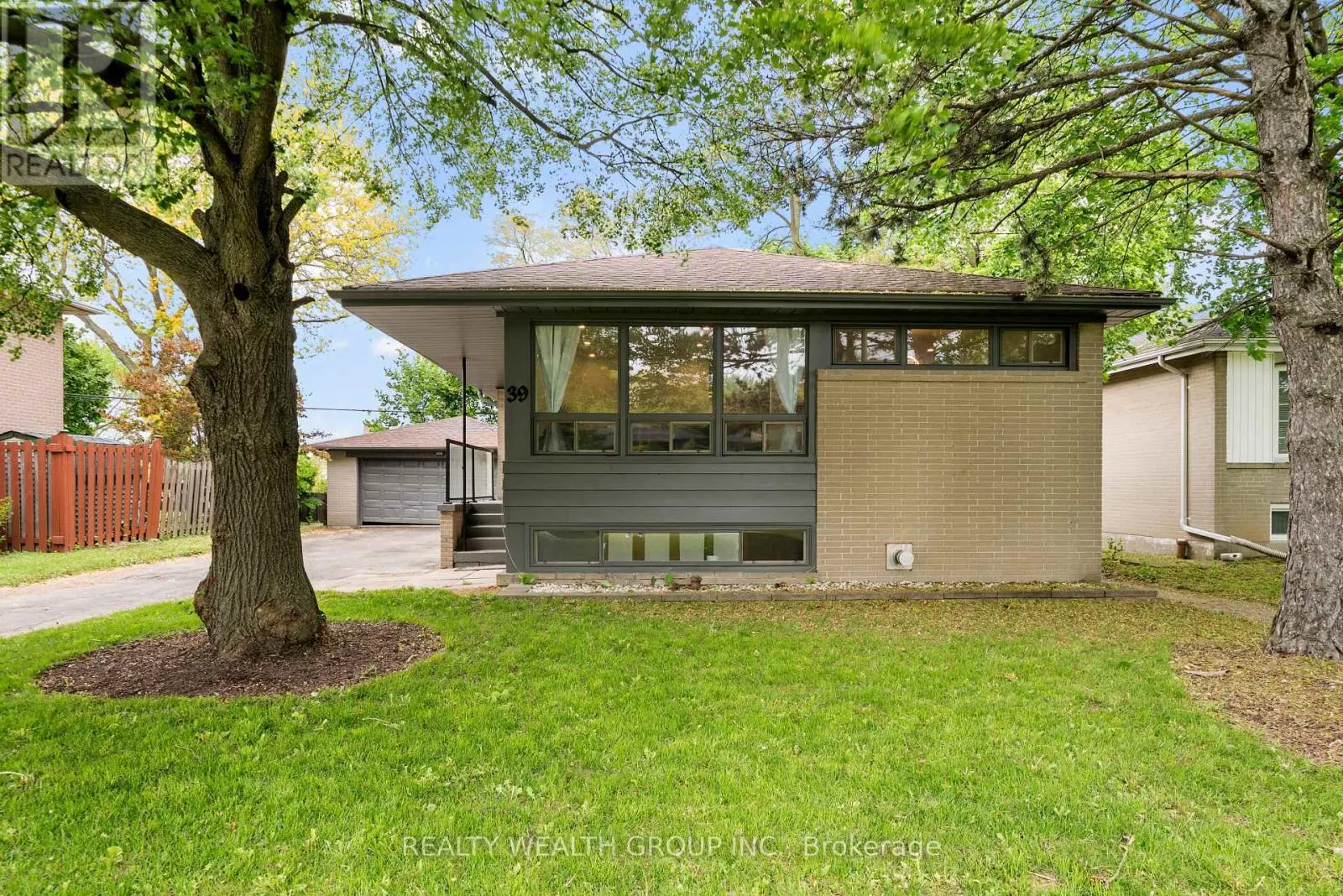 39 TREADGOLD CRESCENT