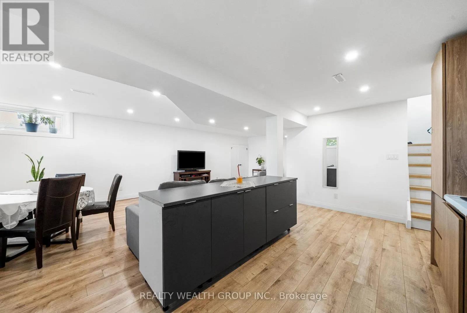 39 TREADGOLD CRESCENT