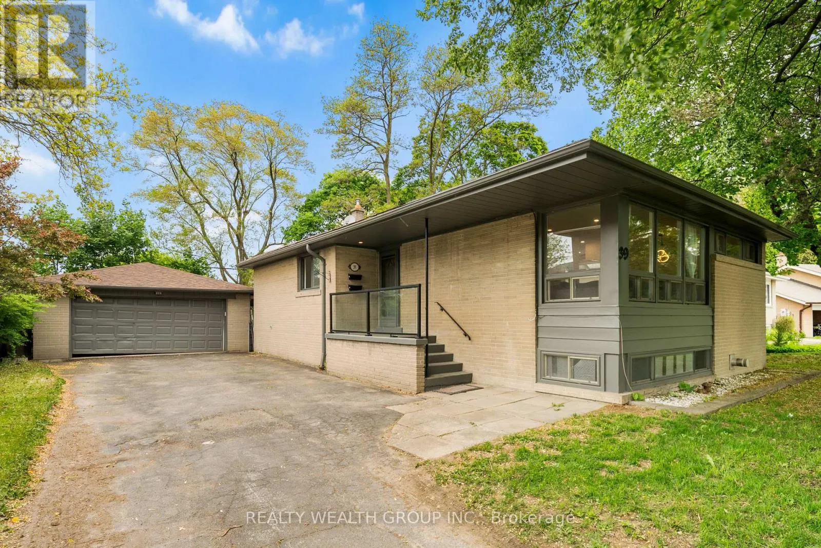39 TREADGOLD CRESCENT