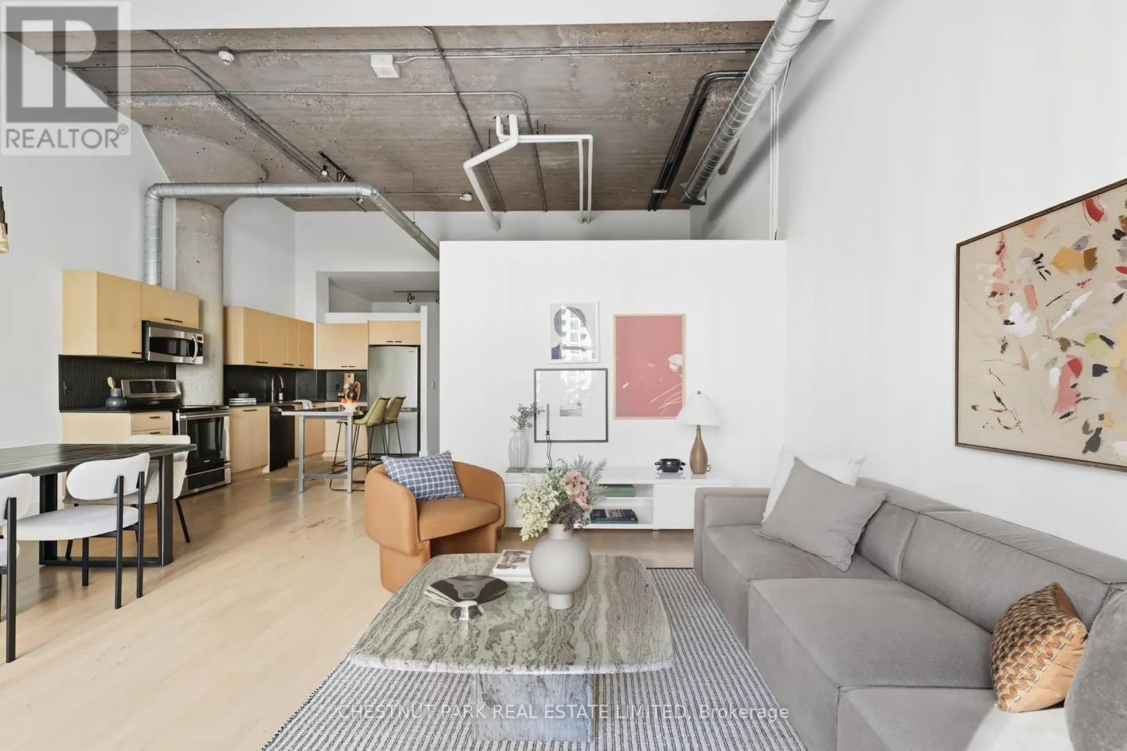 215 - 637 LAKESHORE BOULEVARD W