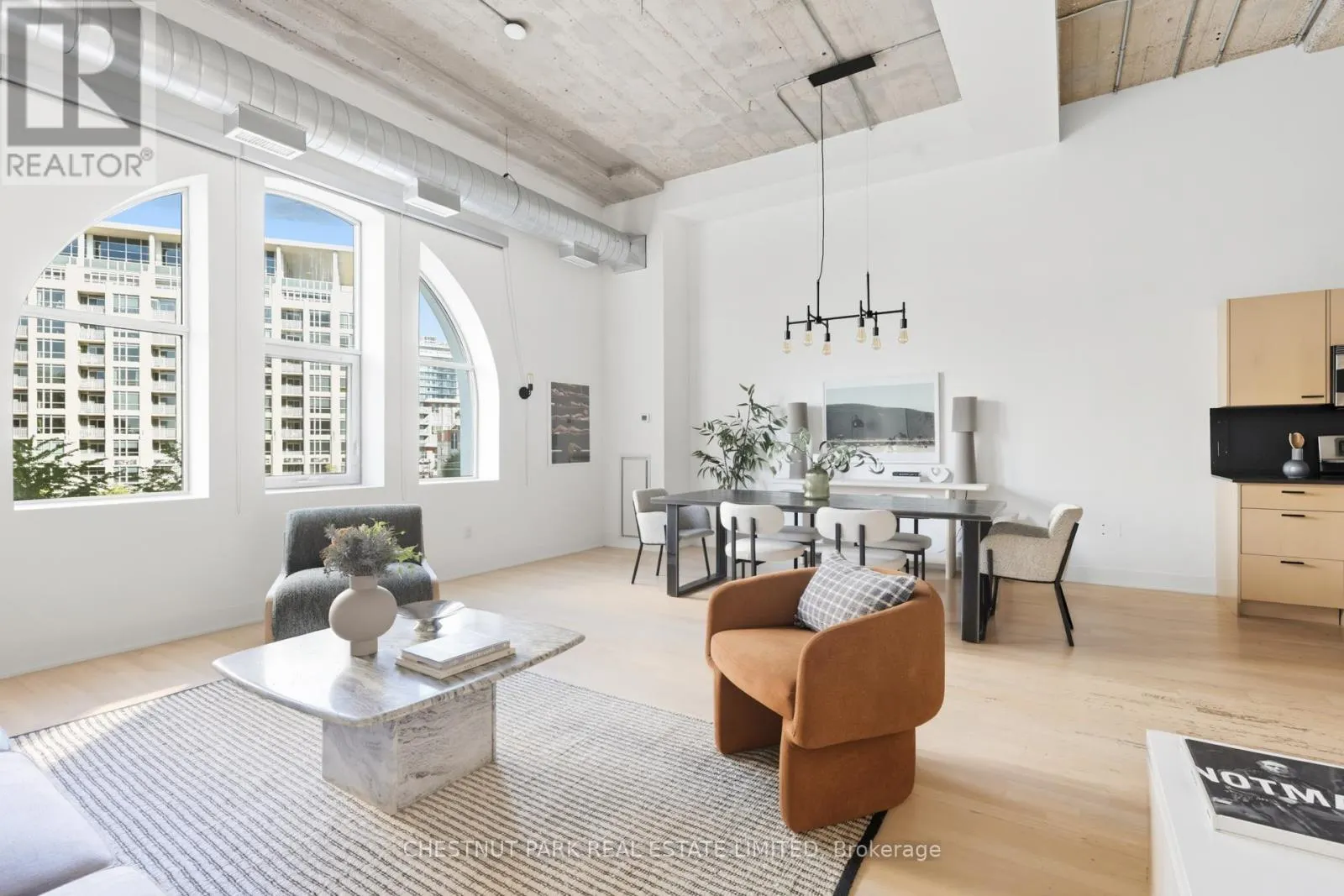 215 - 637 LAKESHORE BOULEVARD W