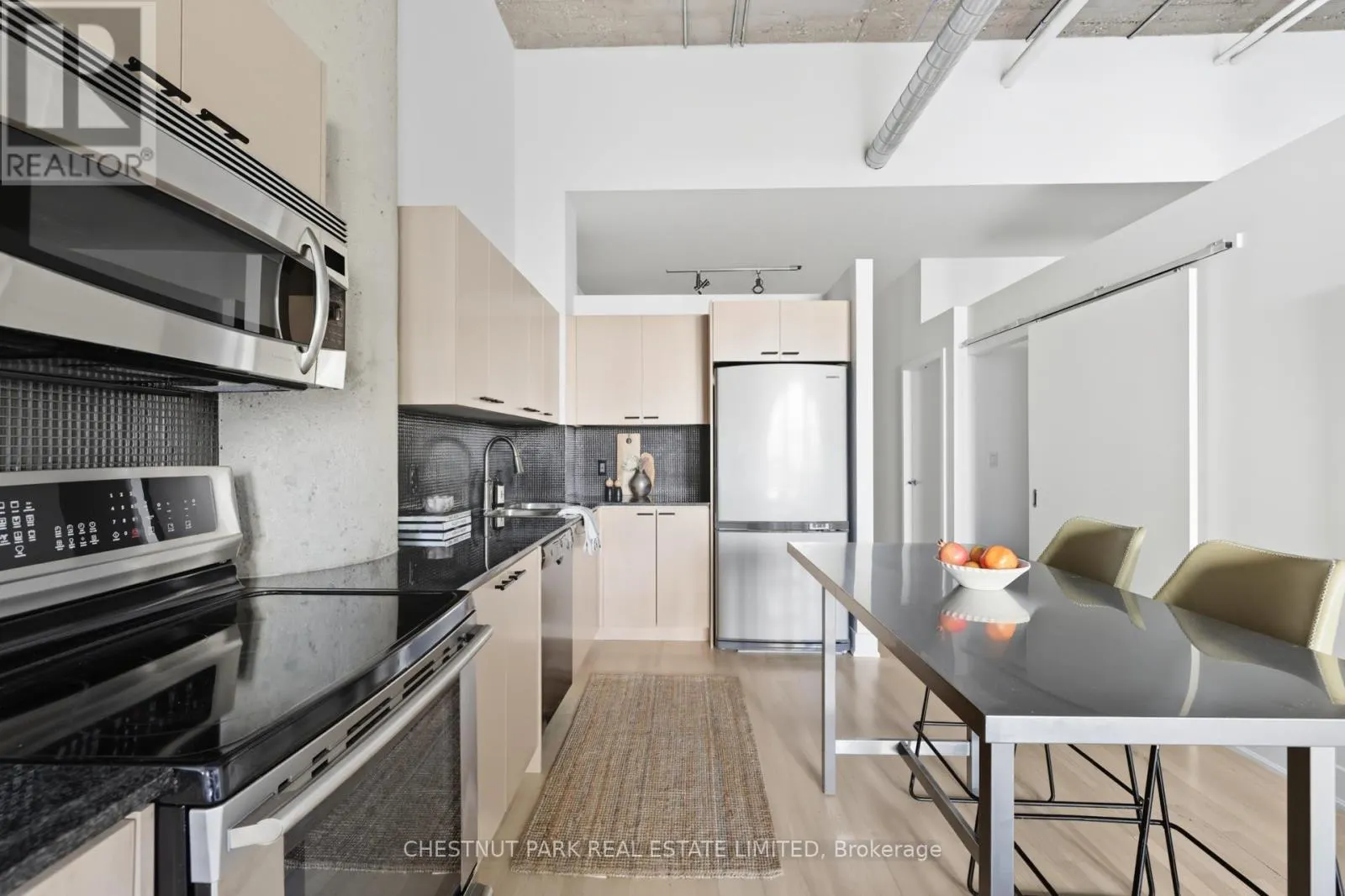 215 - 637 LAKESHORE BOULEVARD W