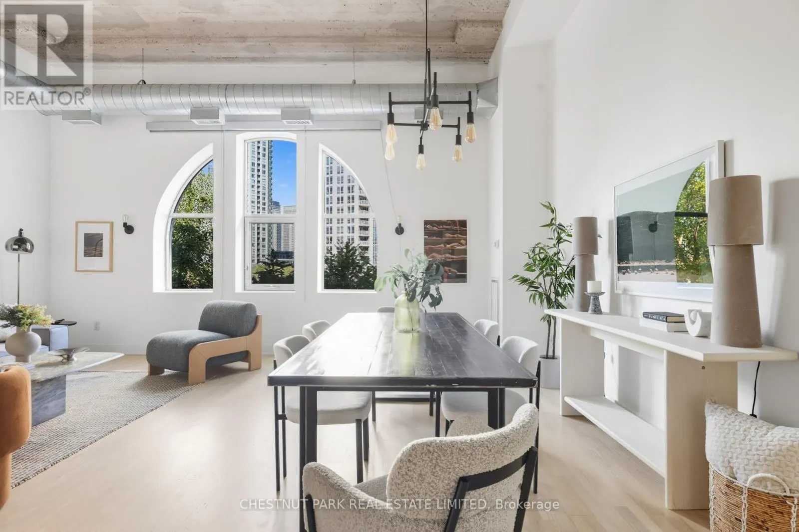 215 - 637 LAKESHORE BOULEVARD W