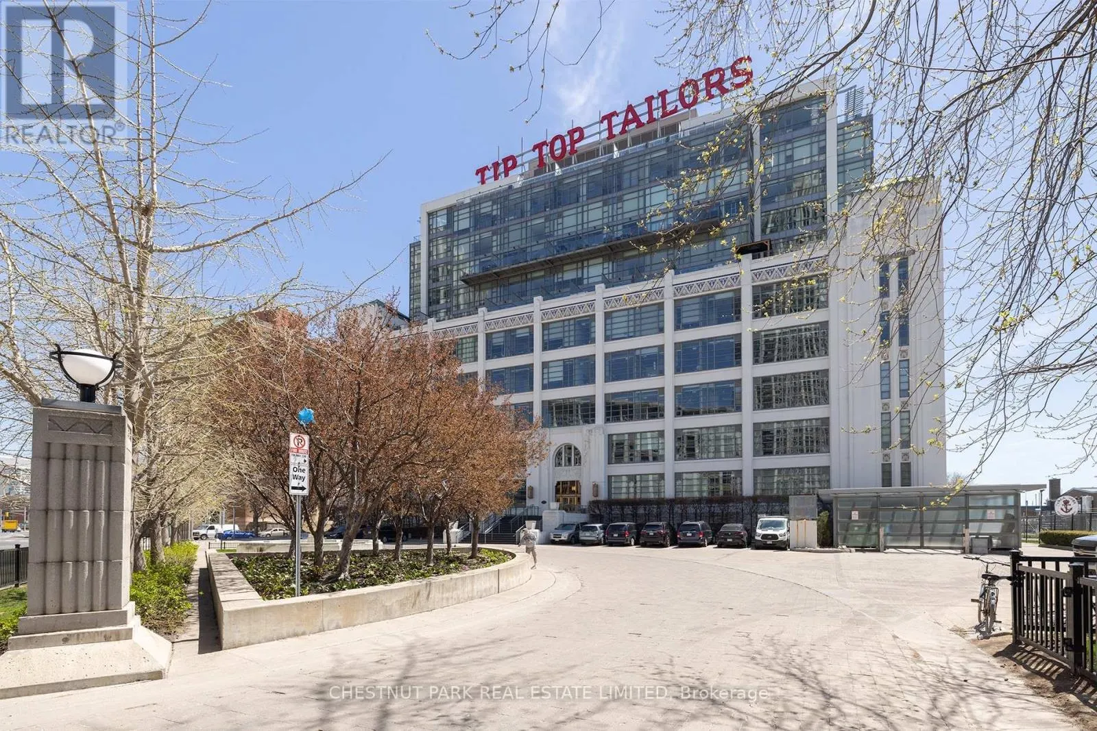 215 - 637 LAKESHORE BOULEVARD W