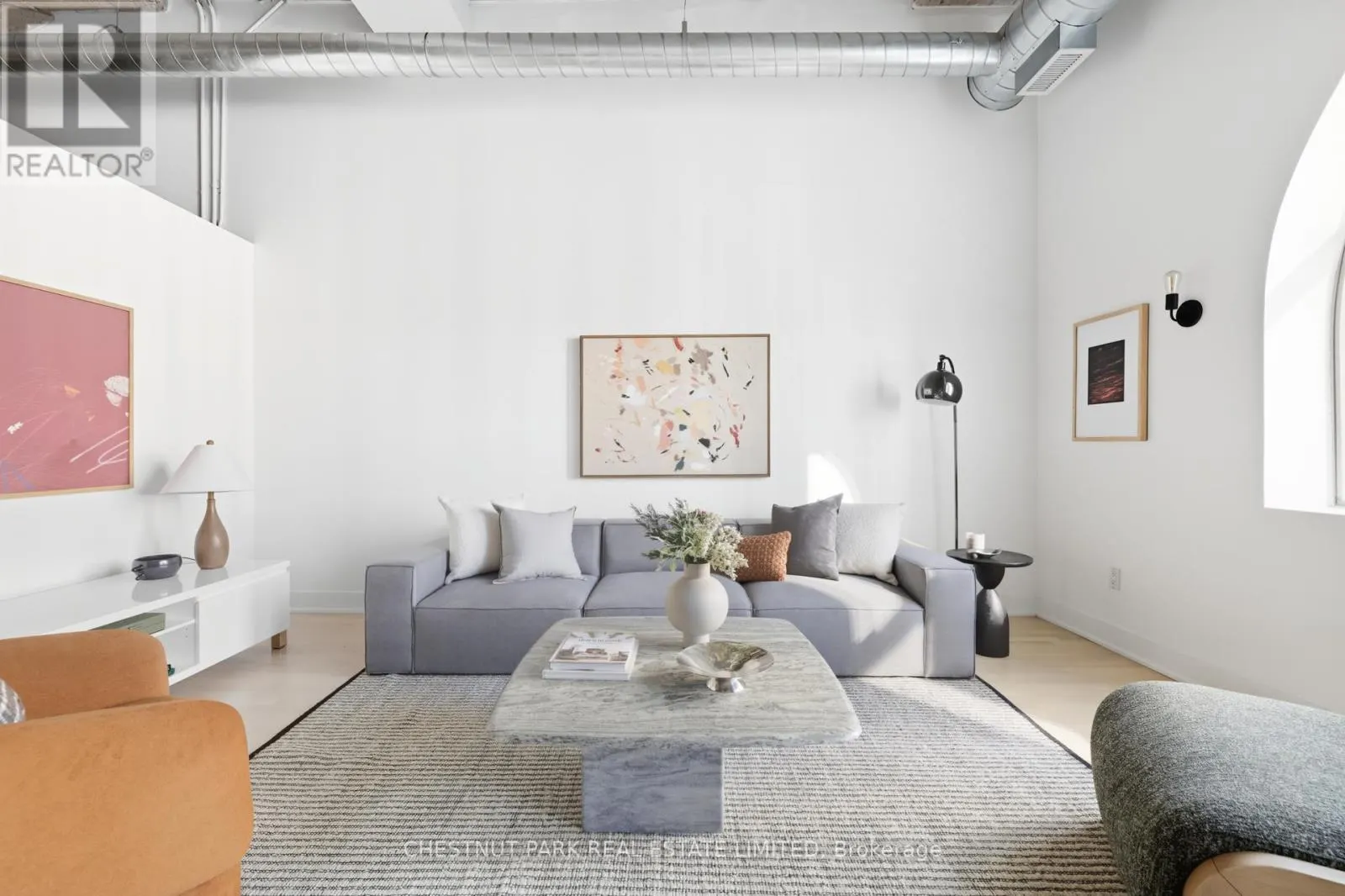 215 - 637 LAKESHORE BOULEVARD W