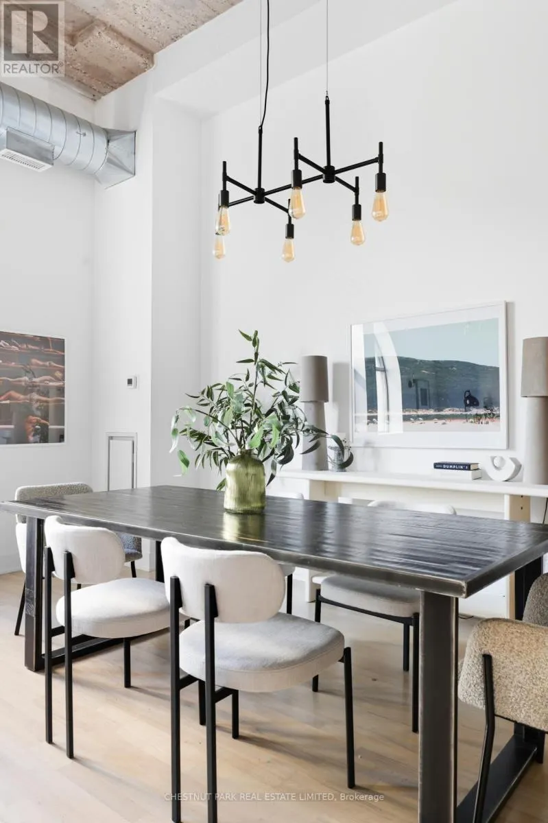 215 - 637 LAKESHORE BOULEVARD W