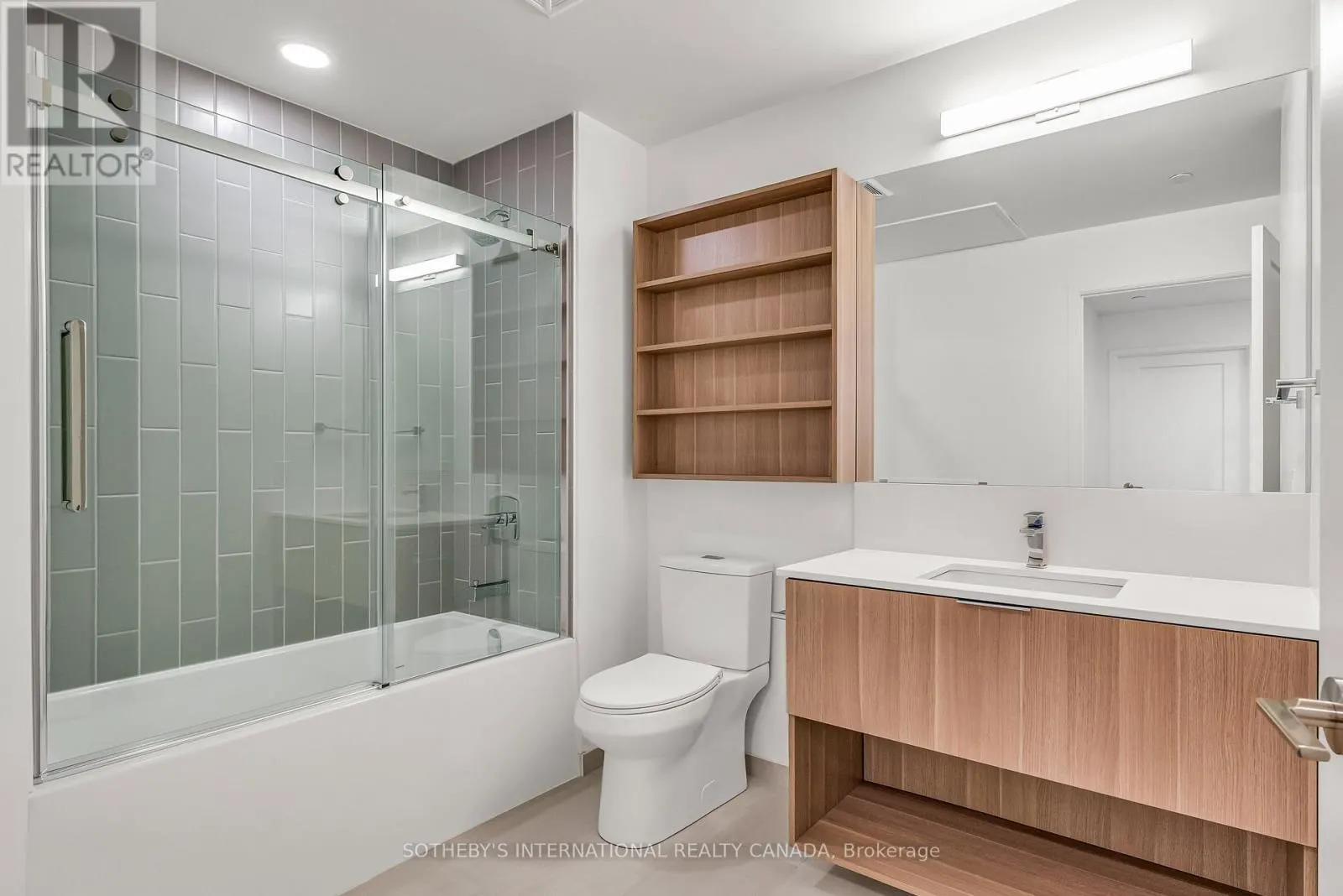 1122 - 88 BATHURST STREET