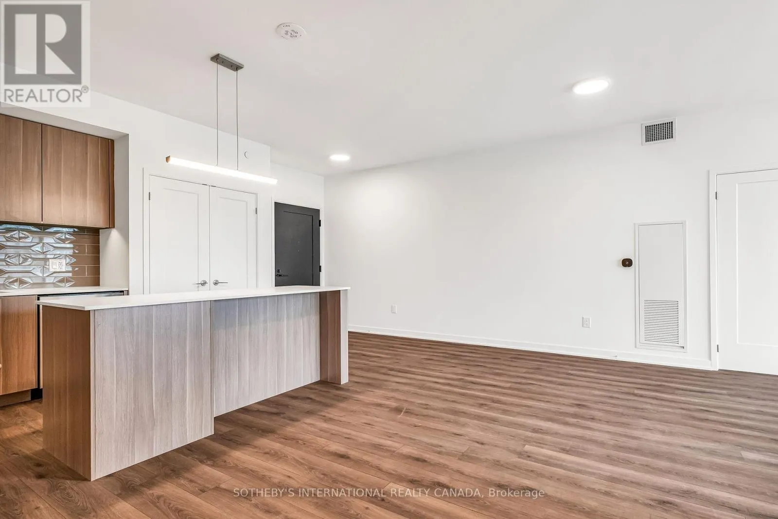 1122 - 88 BATHURST STREET