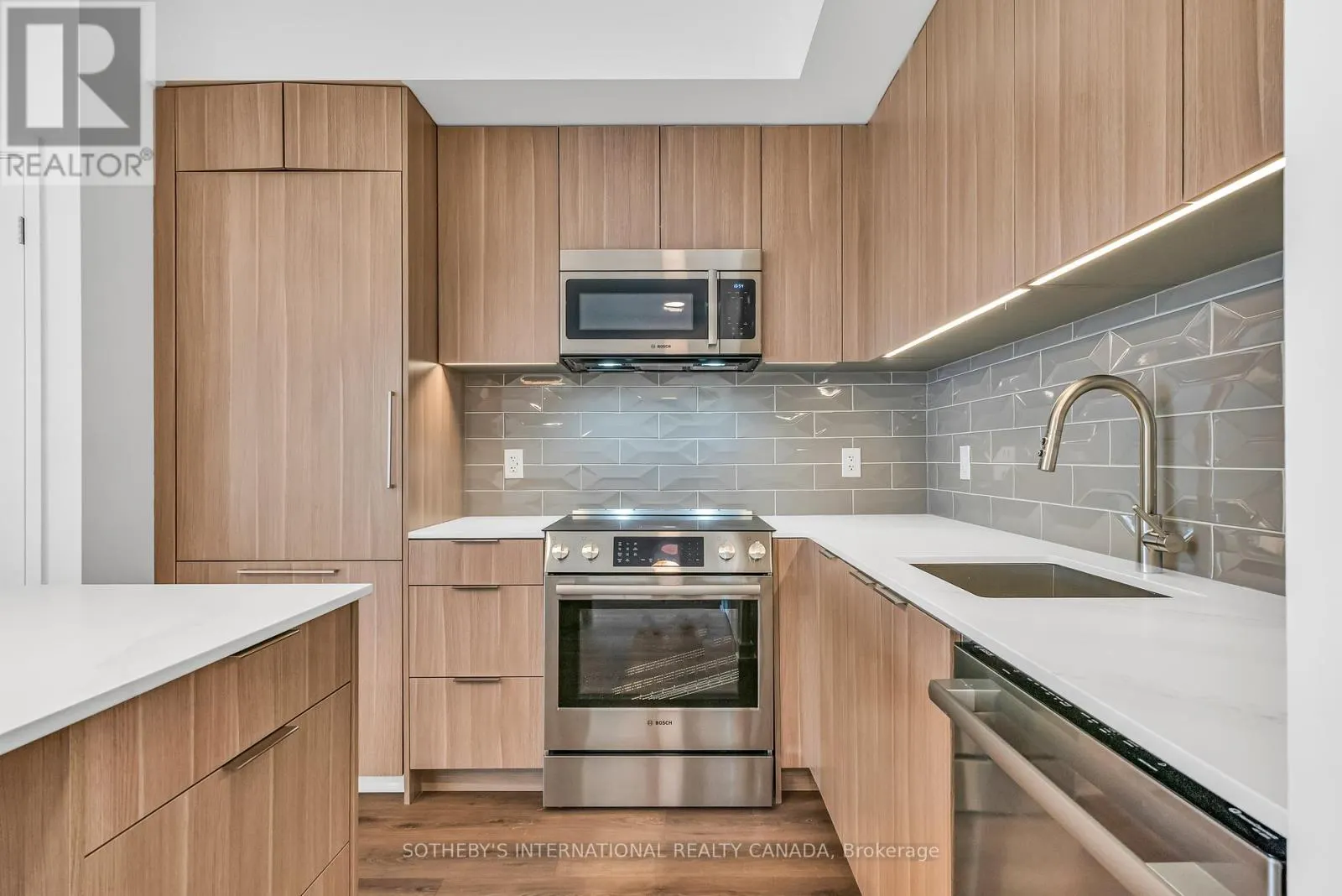 1122 - 88 BATHURST STREET