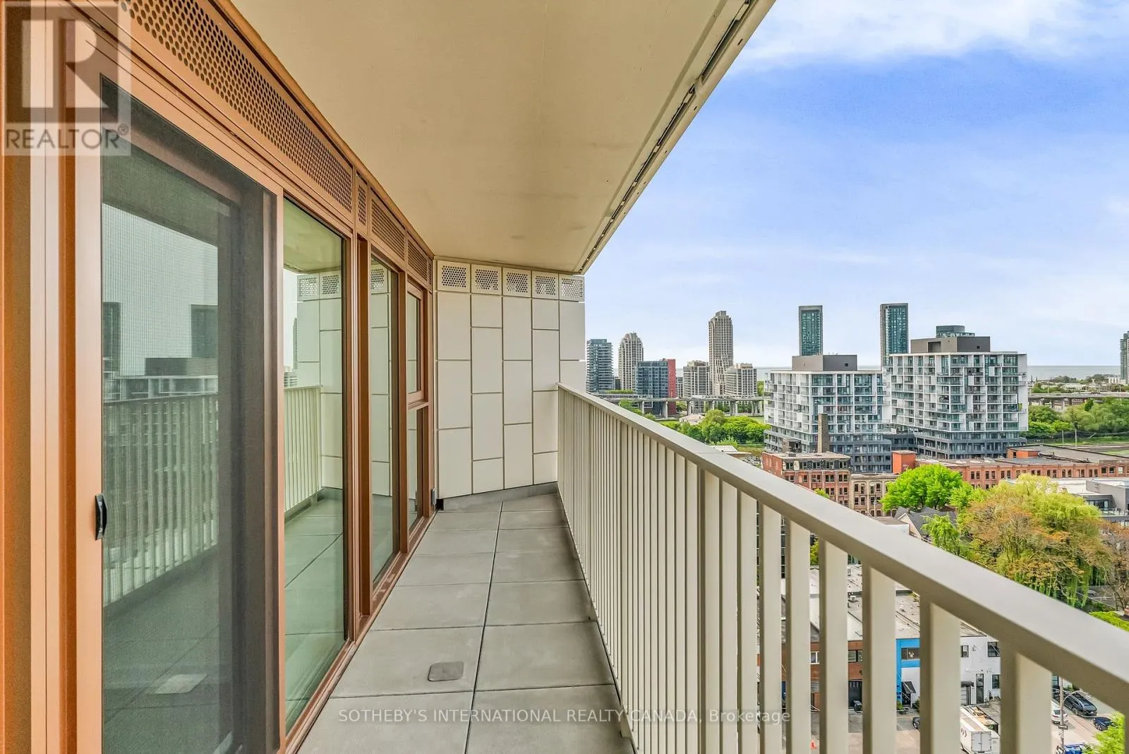 1122 - 88 BATHURST STREET