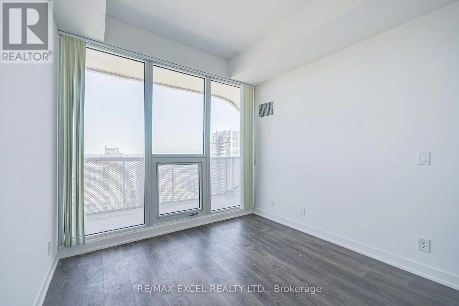 2807 - 15 HOLMES AVENUE