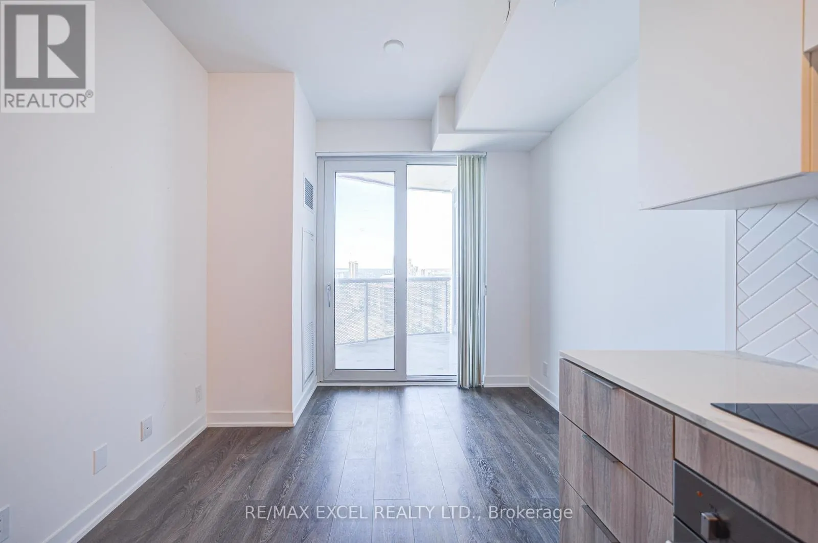 2807 - 15 HOLMES AVENUE