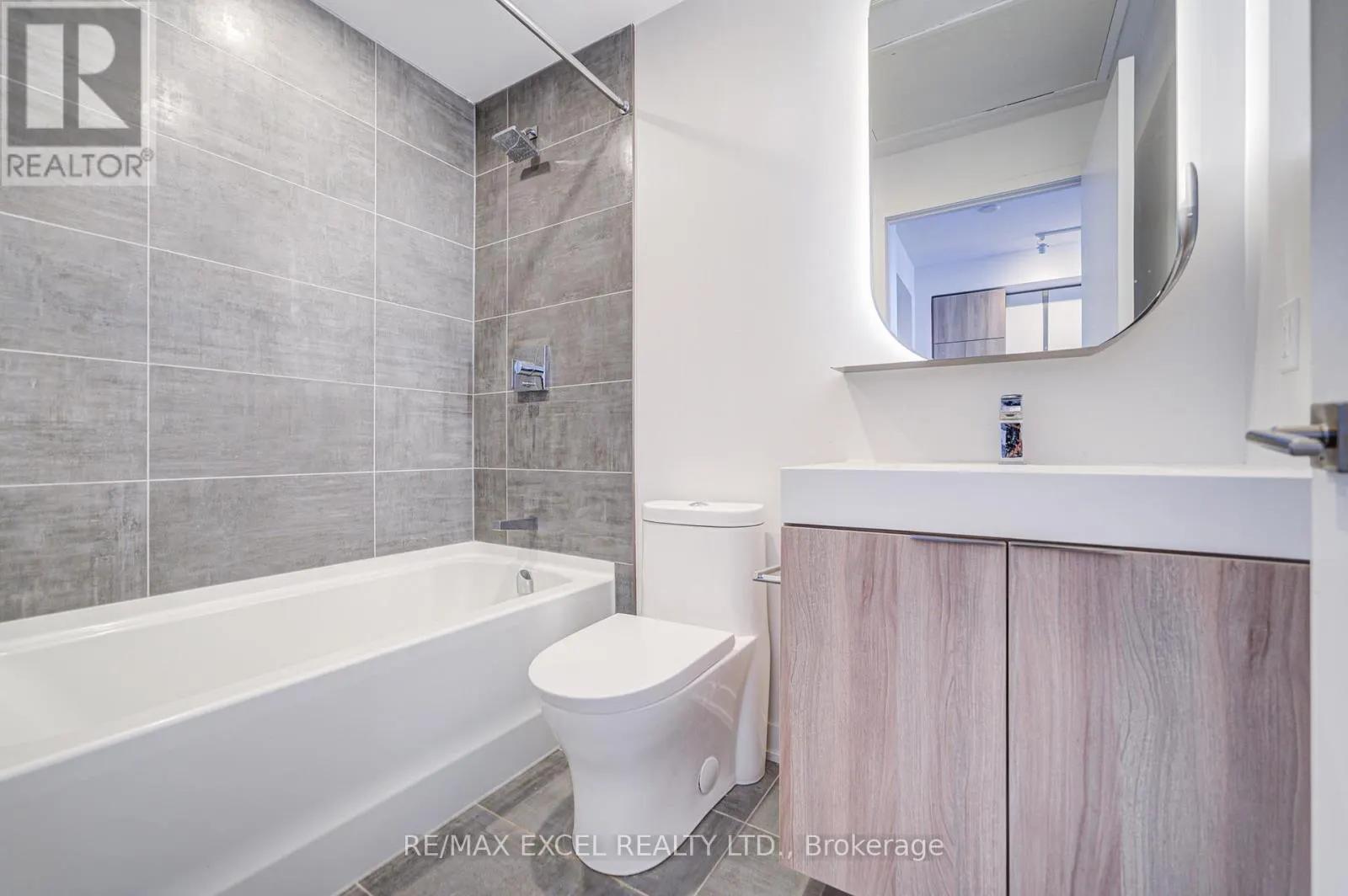 2807 - 15 HOLMES AVENUE