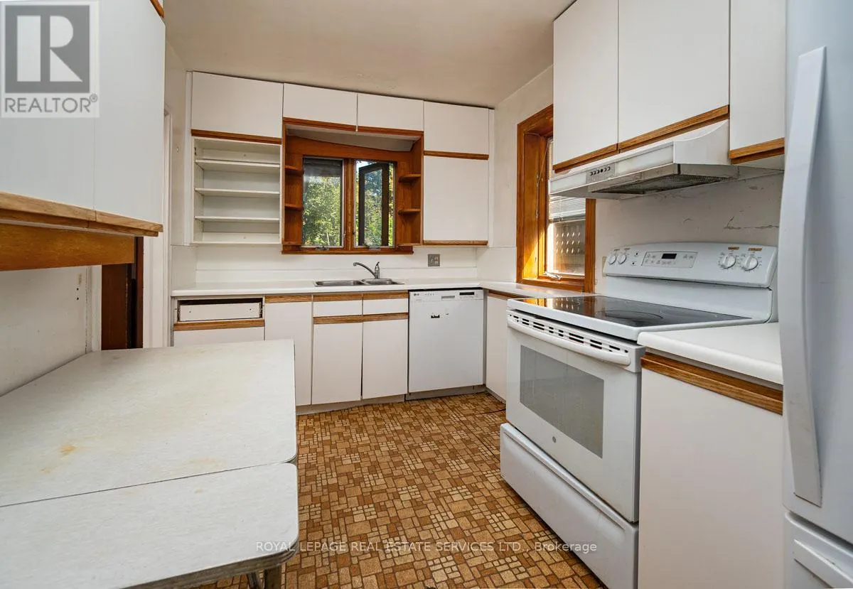 2 PARKLEA DRIVE