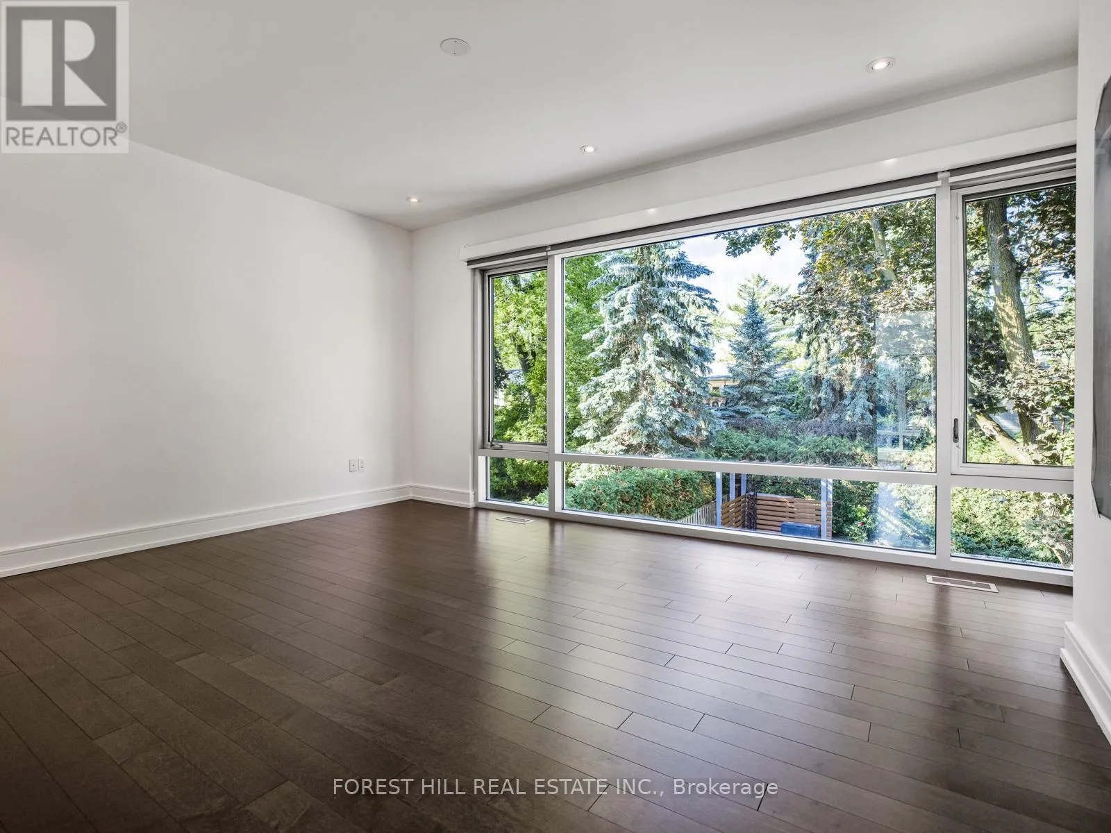 16 VIAMEDE CRESCENT
