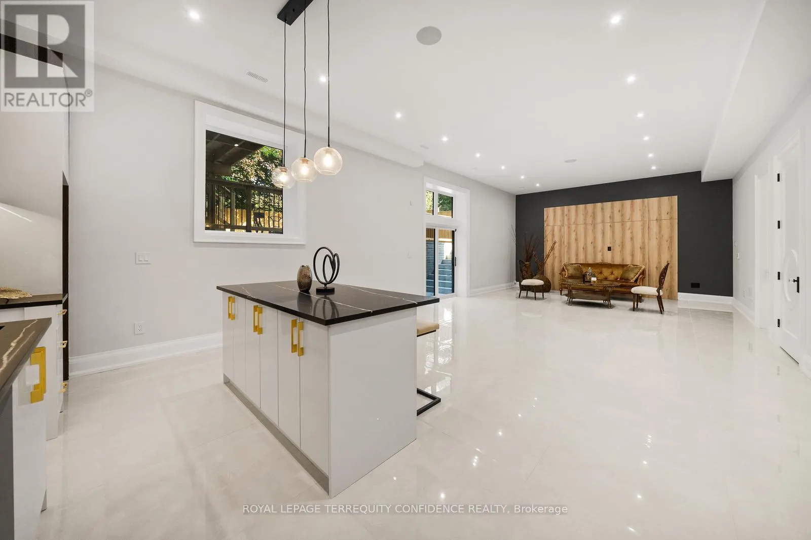 422 HOUNSLOW AVENUE