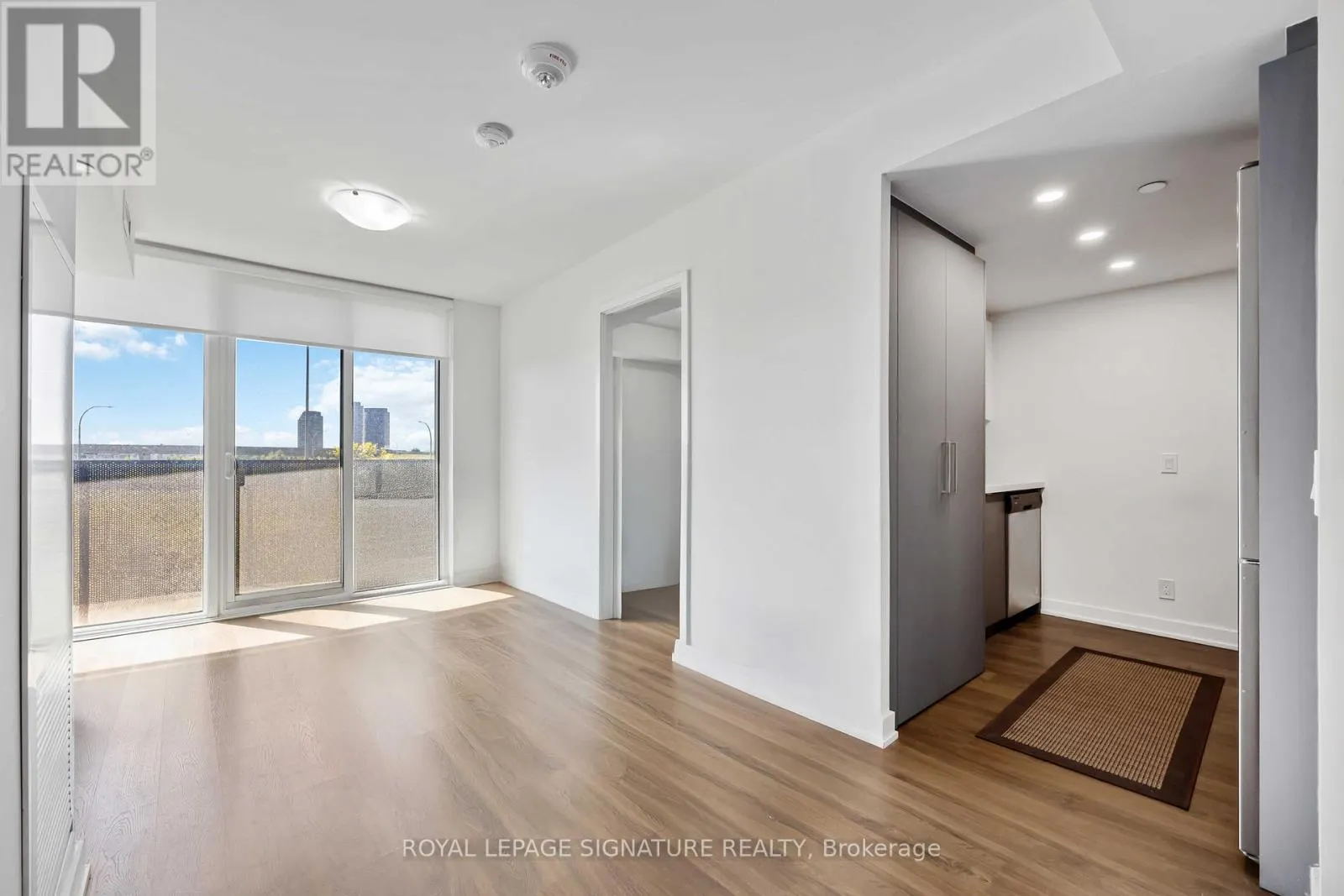 216 - 30 TRETTI WAY