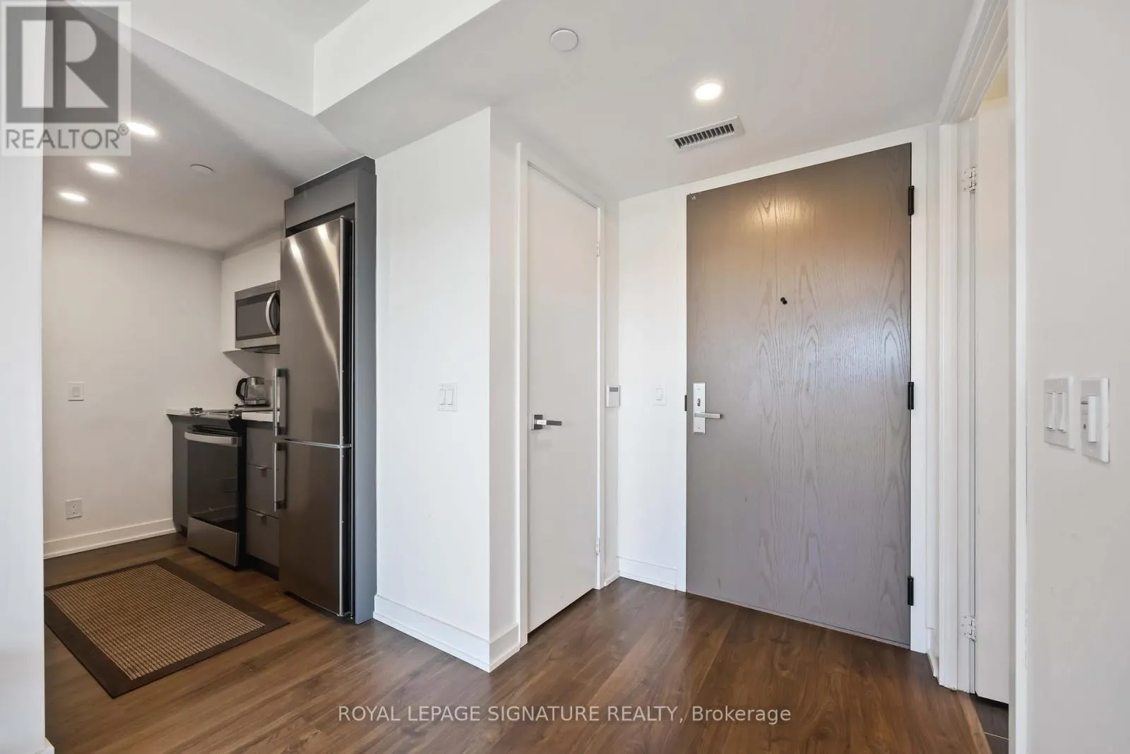 216 - 30 TRETTI WAY