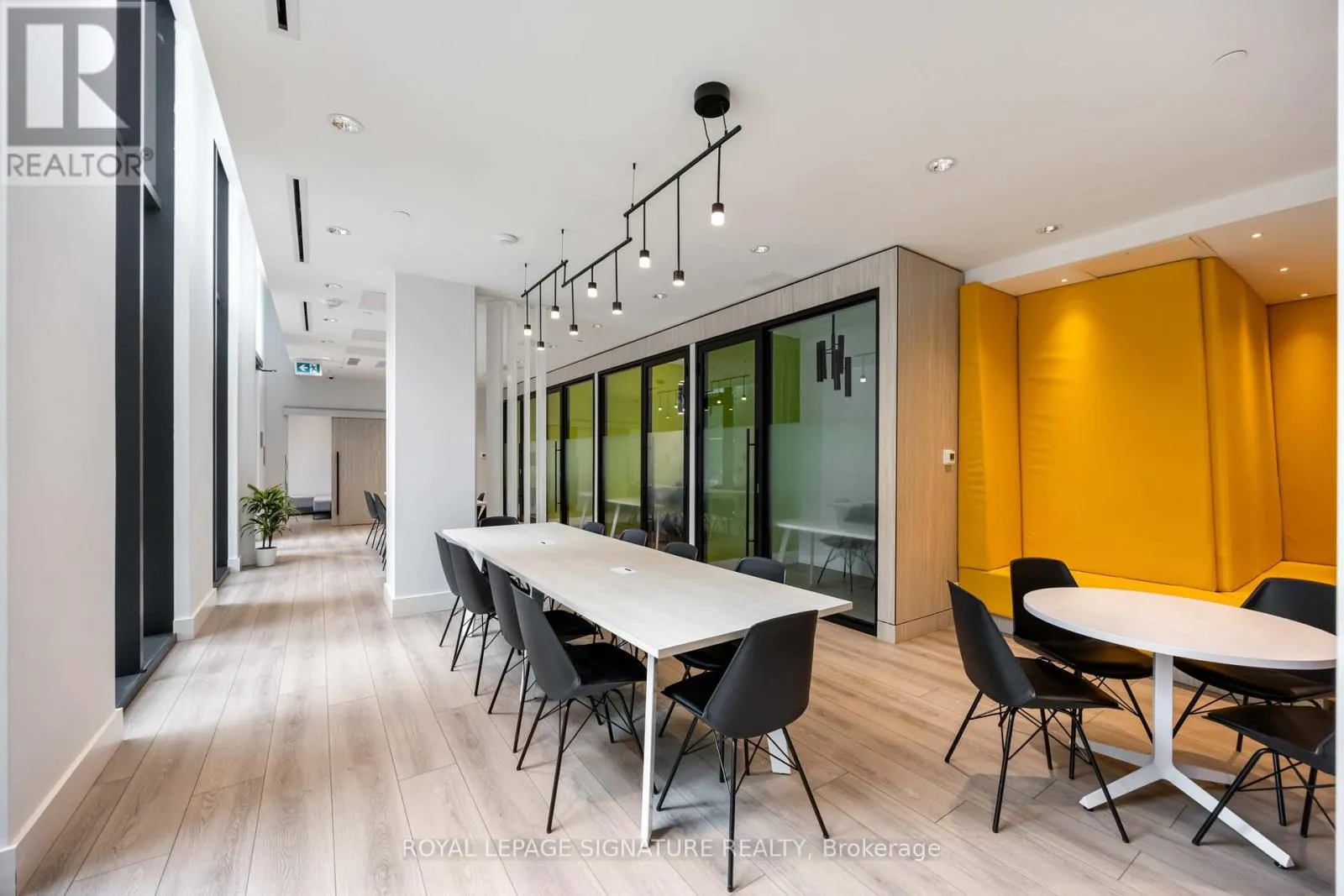216 - 30 TRETTI WAY