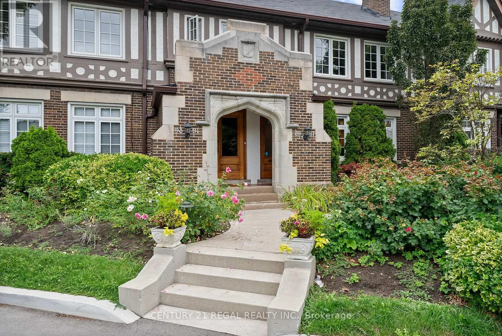 93 DOUGLAS CRESCENT