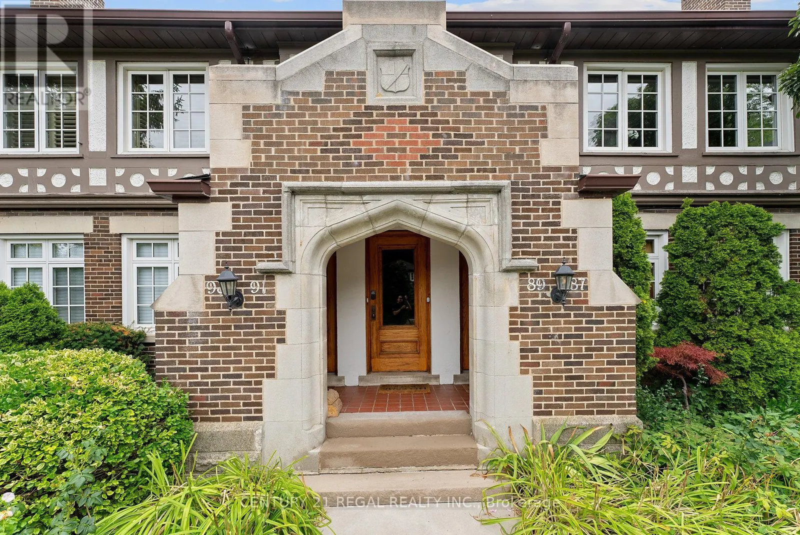 93 DOUGLAS CRESCENT