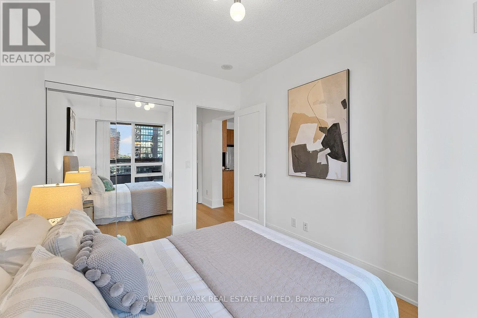 719 - 70 ROEHAMPTON AVENUE