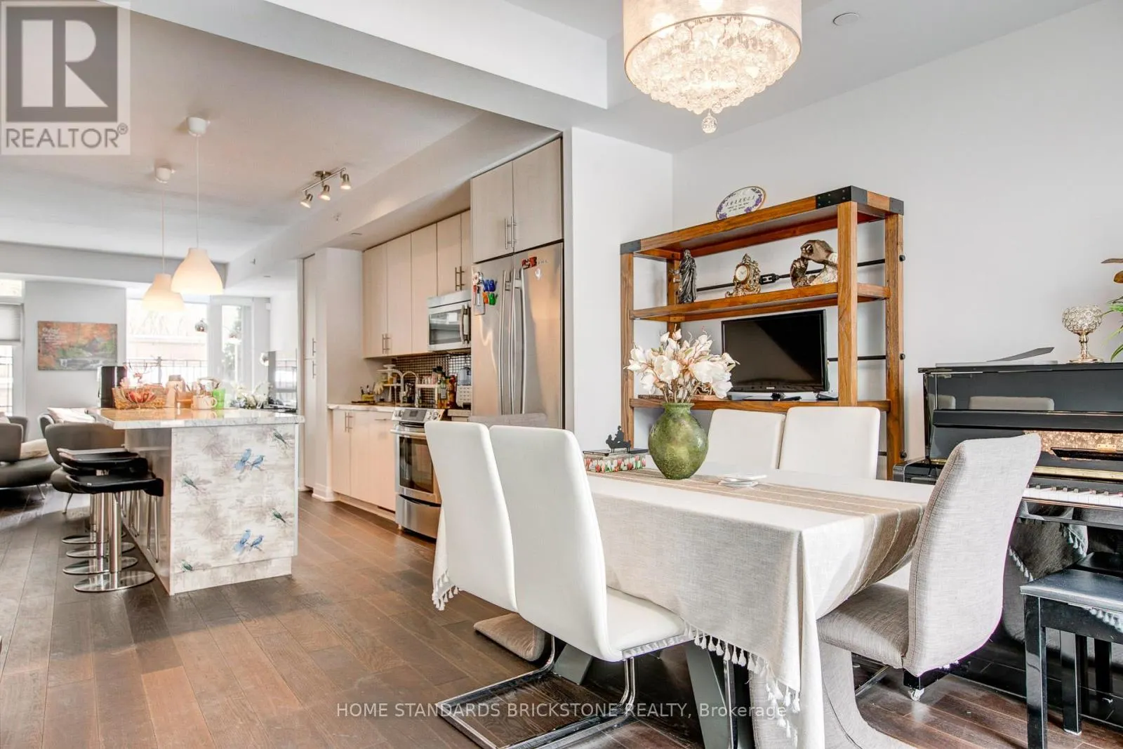 TH121 - 223 DUPLEX AVENUE