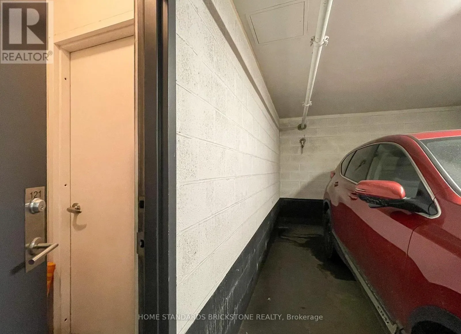 TH121 - 223 DUPLEX AVENUE