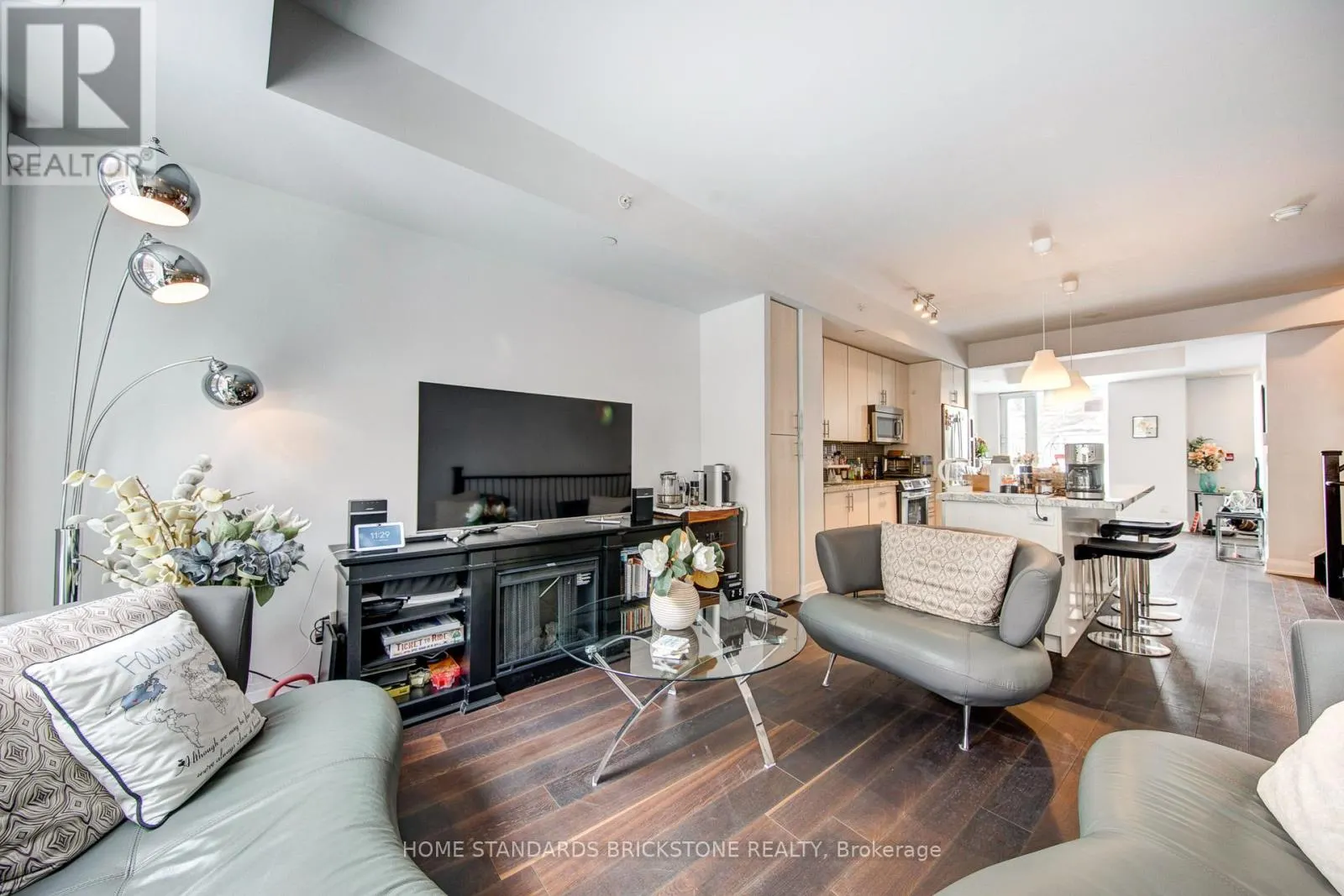 TH121 - 223 DUPLEX AVENUE