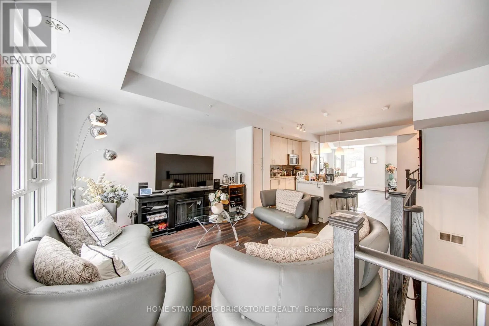 TH121 - 223 DUPLEX AVENUE