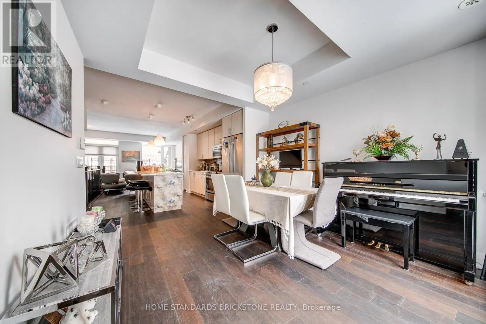 TH121 - 223 DUPLEX AVENUE