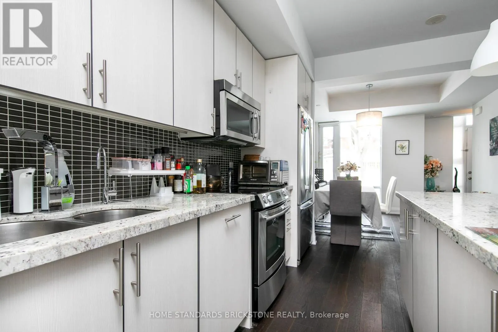 TH121 - 223 DUPLEX AVENUE