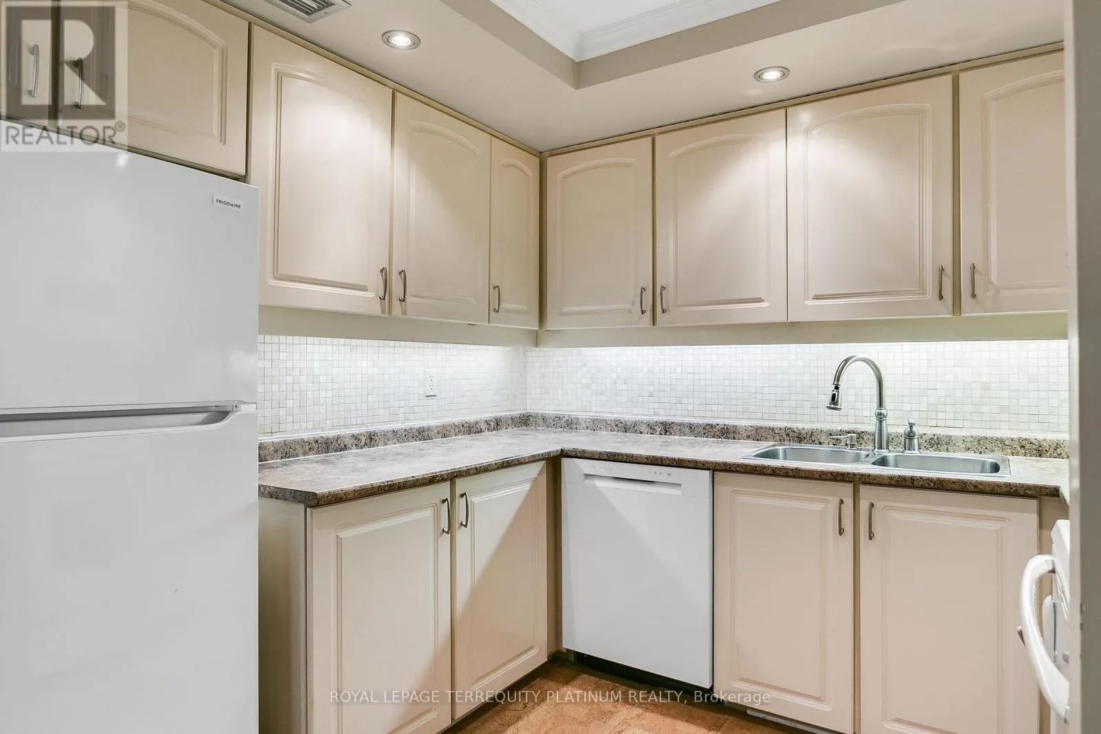 1202 - 3 CONCORDE PLACE