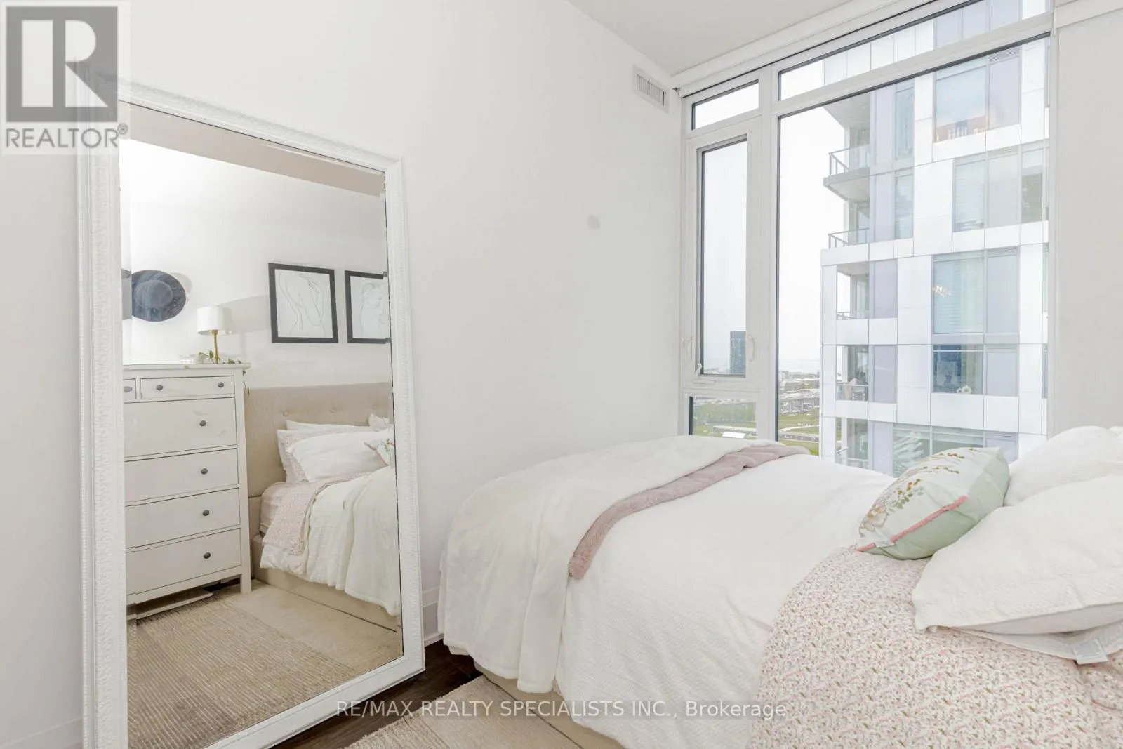 1705 - 576 FRONT STREET W