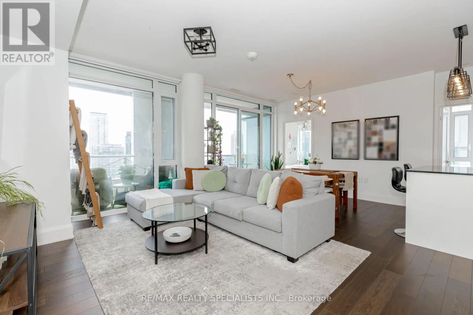 1705 - 576 FRONT STREET W