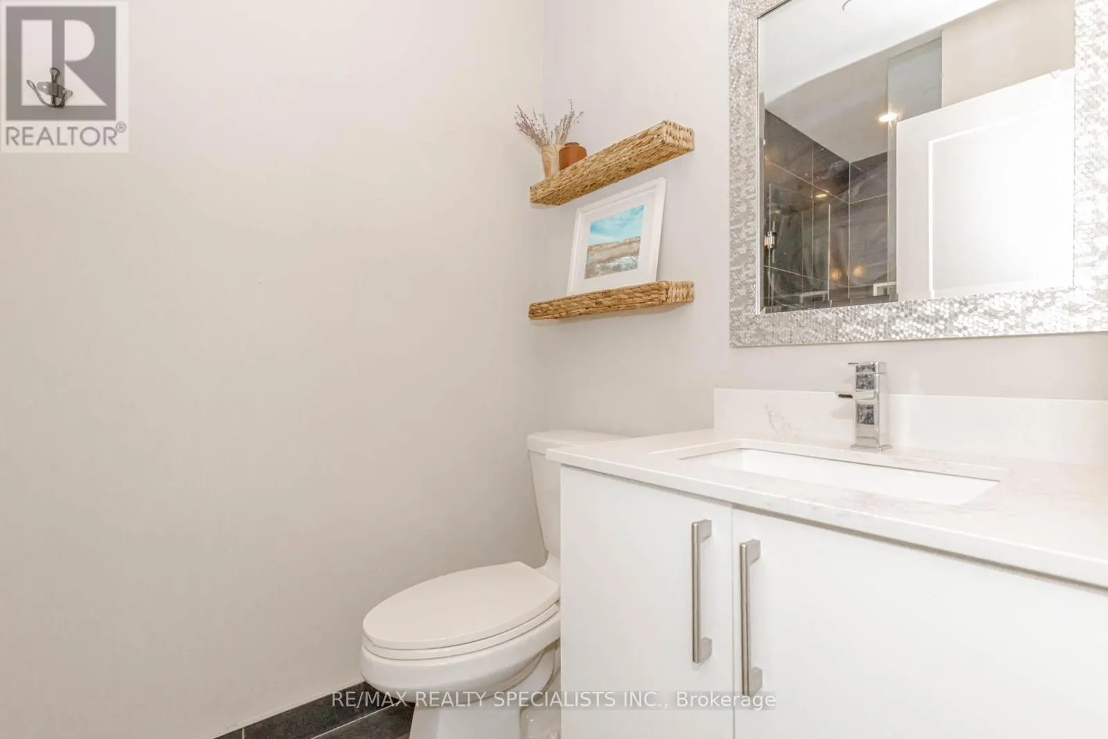 1705 - 576 FRONT STREET W