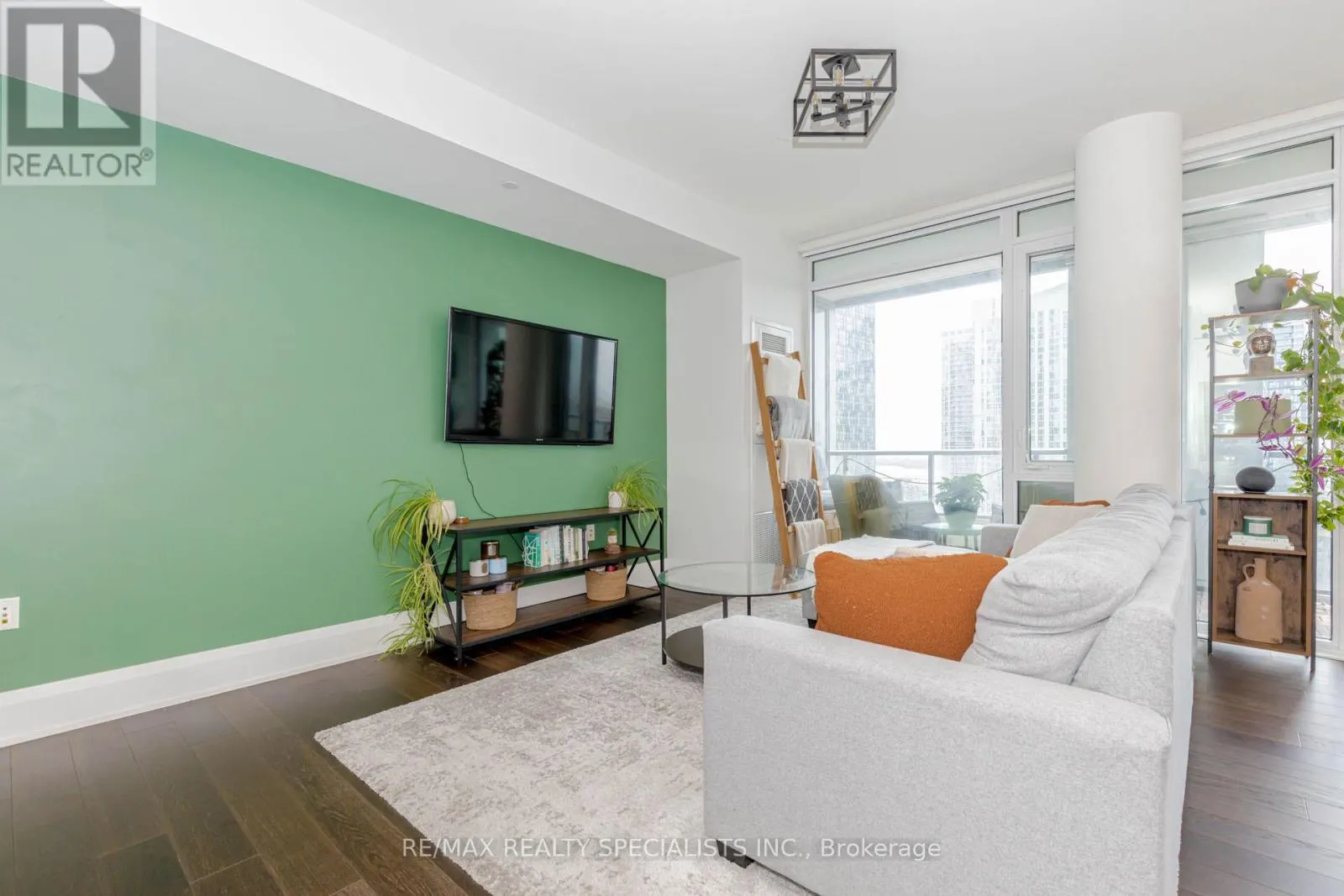 1705 - 576 FRONT STREET W
