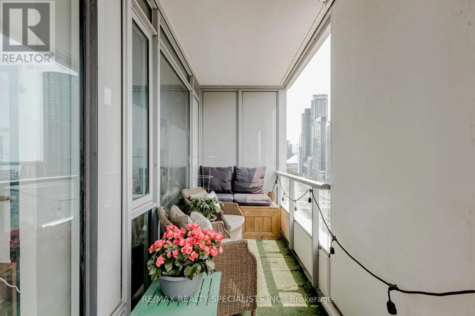 1705 - 576 FRONT STREET W