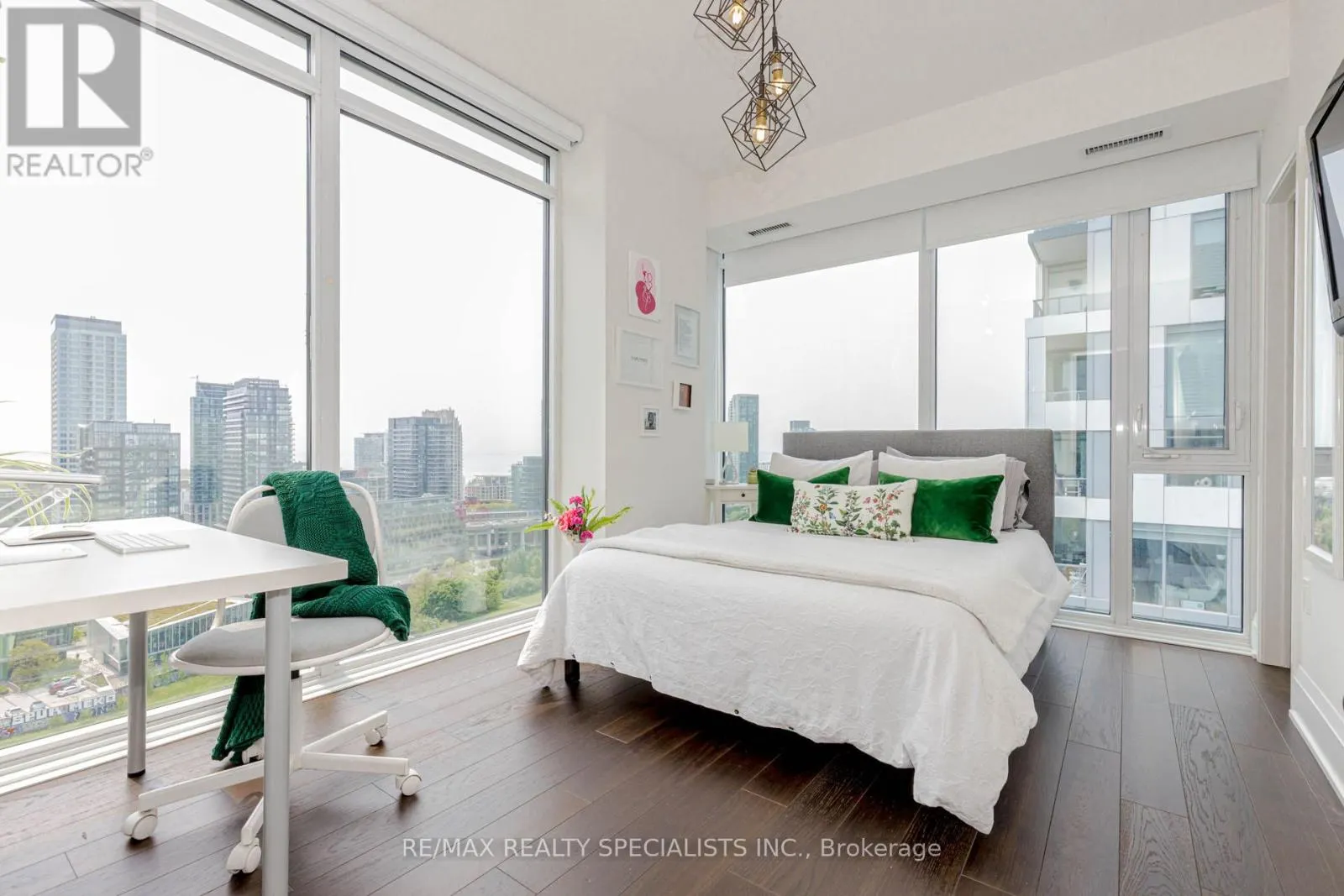 1705 - 576 FRONT STREET W