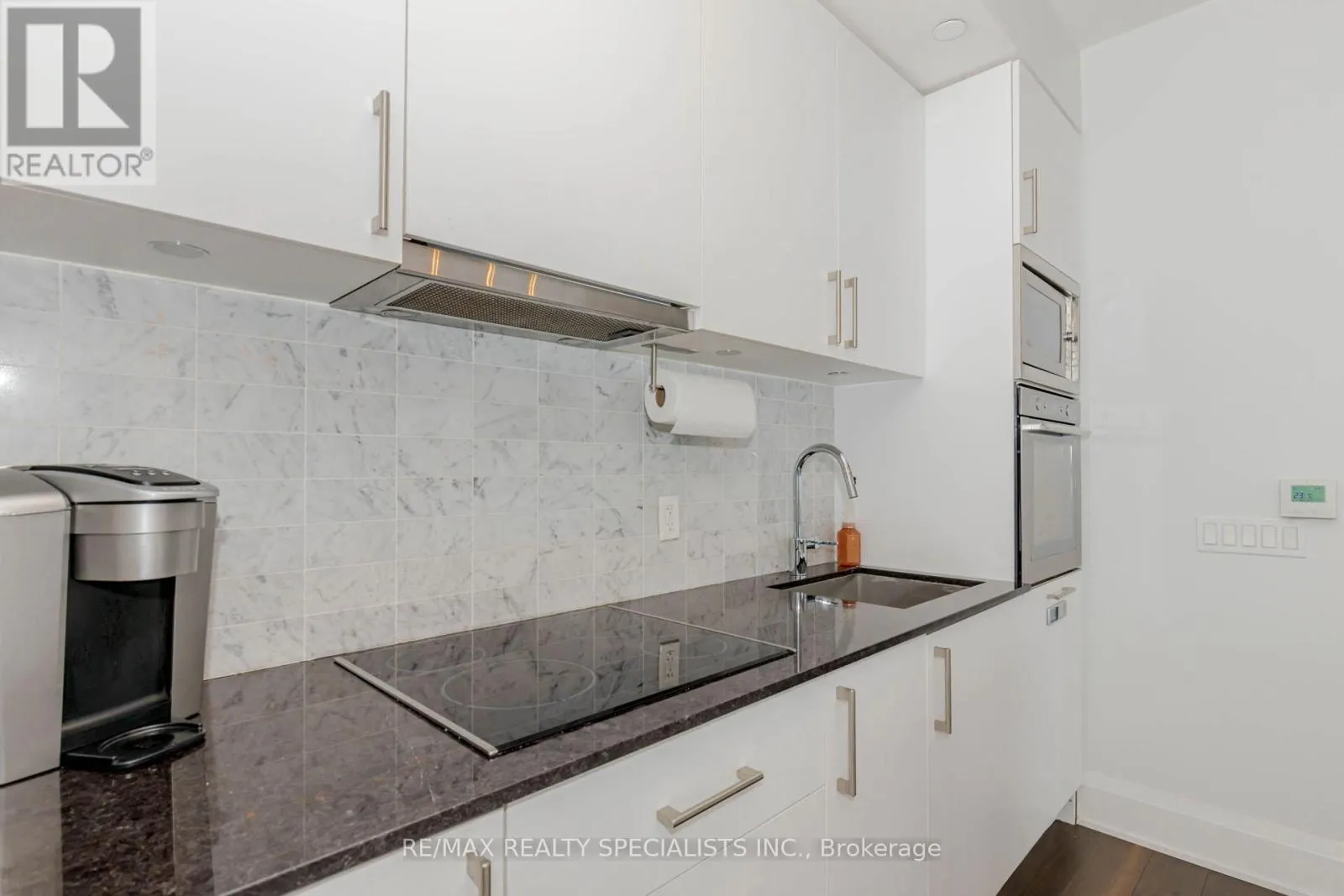 1705 - 576 FRONT STREET W