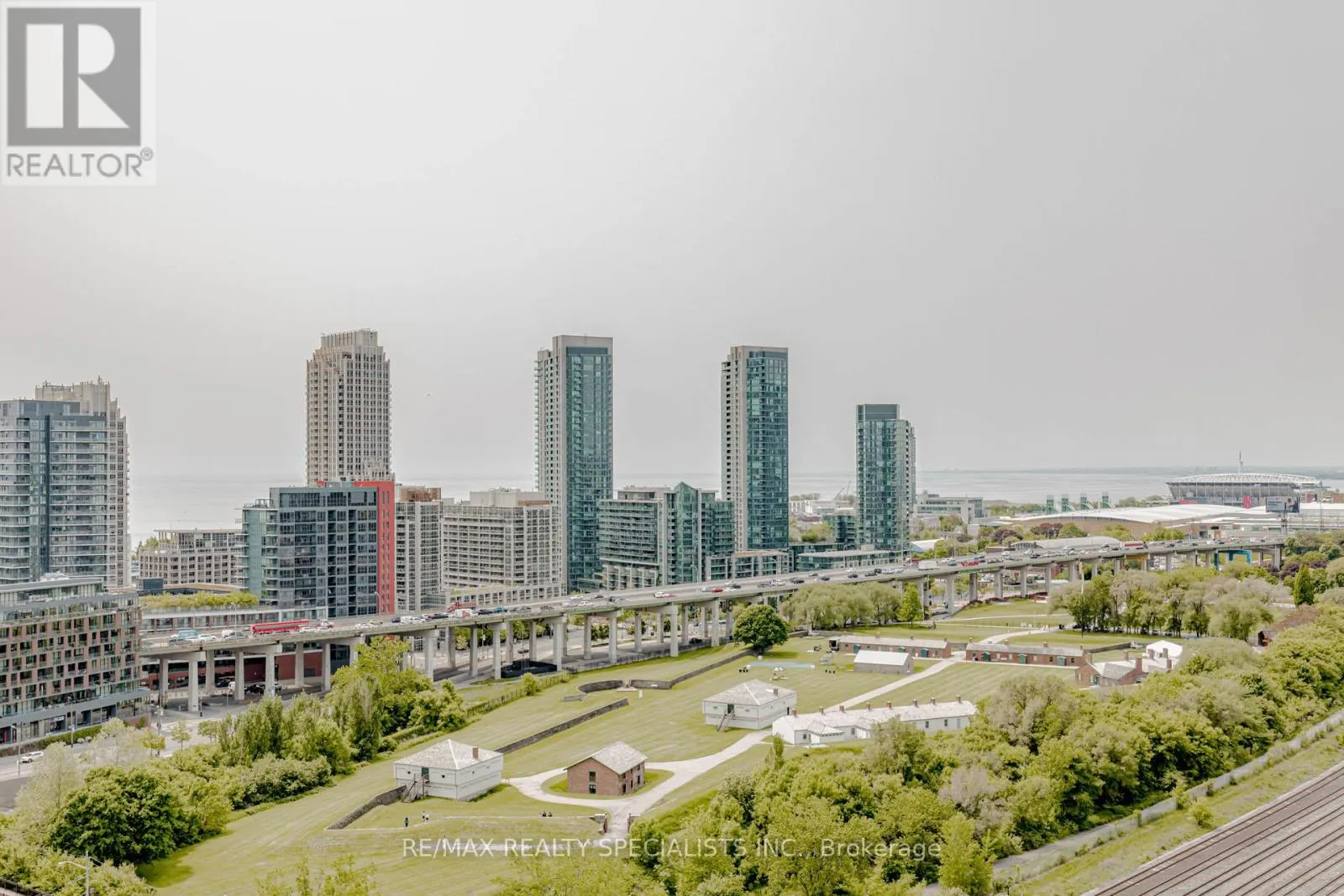1705 - 576 FRONT STREET W