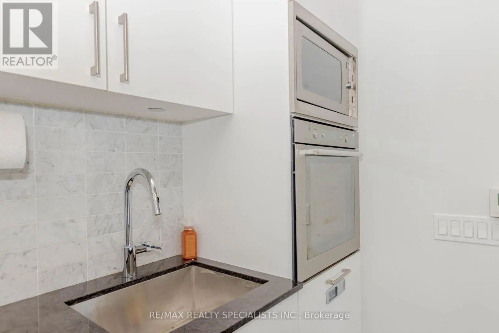 1705 - 576 FRONT STREET W
